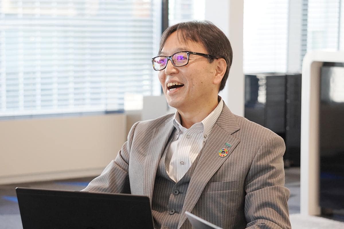 保険持株会社として損害保険会社や生命保険会社を有するMS&ADは、国内のみならず世界中に拠点および地域事業ネットワークを構築するグローバル企業だ。 2010年4月にグループ全体のより高度な事業多角化を目的として、三井住友海上グループ、あいおい損害保険(株)、ニッセイ同和損害保険(株)が経営統合し発足した。 2018年度に策定された中期経営計画「Vision 2021」では、「世界トップ水準の保険・金融グループの実現」と「環境変化に迅速に対応できるレジリエントな態勢の構築」を目標に、さまざまな社内変革が行われてきたという。 【松岡】「これまでの保険会社は、保険商品の提供で成り立ってきました。しかし社会環境の変化──たとえば自動車性能の向上や自動車を所有しないライフスタイルの変化は影響が大きく、私たちも変化を余儀なくされています。そこで現在は保険周辺にとどまらず、社会課題の解決に資するものであれば何でも提供できるよう商品開発を進めています」 実際に(企業)営業推進部では、従来の保険業務の枠にとらわれない、さまざまな提案をしているという。部長職を担う松岡氏は「マネジメント中心の業務に終始せず、ニューリスク・ニューマーケットにかかわる商品の開発・設計・販売、のすべてをこなしている」と話した。