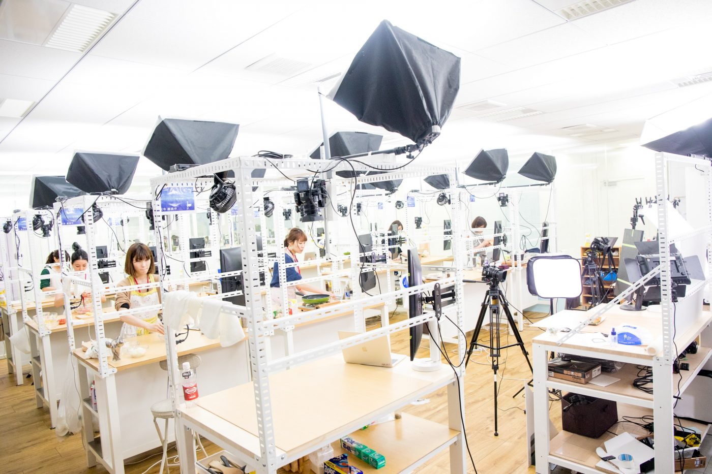 キャプション：『DELISH KITCHEN』の動画を作成する自社内スタジオ