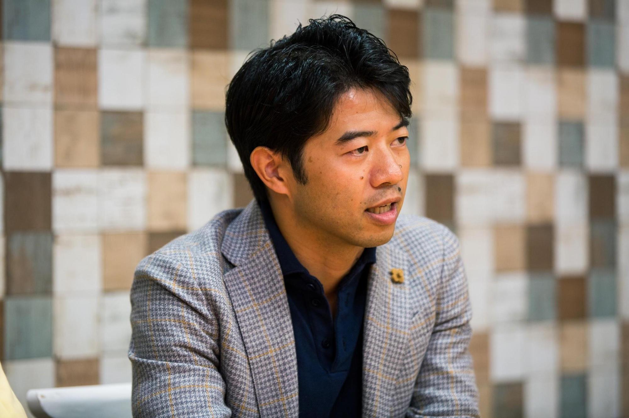 ■谷田川英治(やたがわ・えいじ) ー2006年にKKR入社。テクノロジー業界チームのメンバー。KKR入社後はUnisteel、インテリジェンス、パナソニック ヘルスケア、Pioneer DJ、Transphorm、カルソニックカンセイ、日立工機、日立国際電気の投資に関与。現在PHCホールディングス(旧パナソニック ヘルスケア)、Pioneer DJ、Transphorm、カルソニックカンセイ、工機ホールディングス(旧日立工機)、Kokusai Electric(旧日立国際電気)において社外取締役を務める。2010年から2012年まで香港オフィス勤務。KKR入社以前はゴールドマン・サックス投資銀行部門にてニューヨーク及び東京で勤務し、テクノロジー、メディア、テレコム業界担当、M&Aや資金調達などの案件に関与した。東京大学工学部にて学士号、東京大学工学系研究科にて修士号取得。