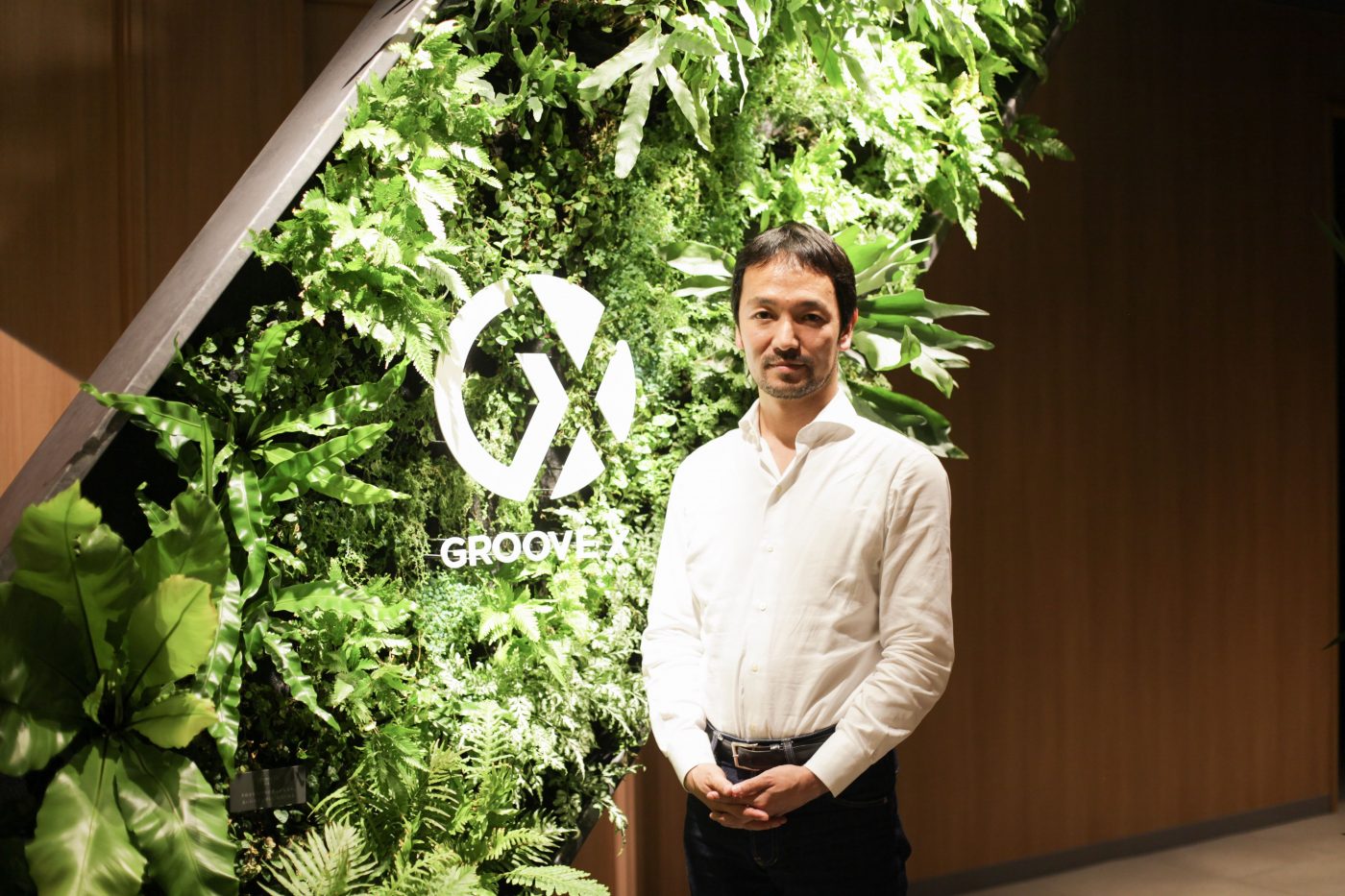 （プロフィール） ■林要（はやし・かなめ） 　— GROOVE X 株式会社代表取締役 1973年生まれ。東京都立科学技術大学（現・首都大学東京）卒。修士課程修了後の1998年トヨタ入社。トヨタでは同社初のスーパーカー「レクサスＬFA」の開発プロジェクト、トヨタＦ１の開発スタッフを経て、量産車開発のマネジメントを担当。2011年に孫正義氏の後継者育成機関「ソフトバンクアカデミア」の外部第1期生として参加、2002年ソフトバンク入社。感情認識ヒューマノイドロボット「Pepper」の開発に関わる。Pepper発売後の2015年9月にソフトバンクを退社、同年11月にGROOVE Xを設立。