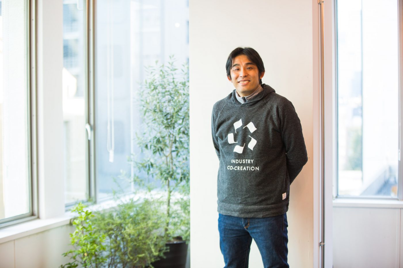 ■小林雅(こばやし・まさ) —ICCパートナーズ株式会社 代表取締役。東京大学工学部卒業後、1998年に経営コンサルティング会社「アーサー・D・リトル(ジャパン)」に入社。 主に日本の大手製造業の新規事業立案のプロジェクトを担当。2001年に独立系最大級のベンチャーキャピタル「エイパックス・グロービス・パートナーズ(現在のグロービス・キャピタル・パートナーズ)に入社。 2004年同社のパートナーに29歳で就任(最年少)。 2007年に独立し、ベンチャーキャピタルを共同創業し、累計150億円以上のベンチャーキャピタルファンドを立ち上げた。2001年から一貫して14年間インターネット業界のベンチャー投資業務に従事し、グリー・freee・ソラコムなど多くの注目投資案件を手がけた。 また、2004年からはインターネット業界の経営者・幹部が集まるカンファレンスNew Indusry Ledaers Summit(NILS)の立ち上げに参画。その後10年以上カンファレンスの企画・運営を行い、インターネット産業の発展に貢献した。 2015年10月に独立し、2016年4月にICCパートナーズ株式会社設立とともに代表取締役就任。産業を共に創るトップリーダーの集まるコミュニティ「Industry Co-Creation(ICC)」の企画・運営を通じてオープン・イノベーションの実現に取り組む。