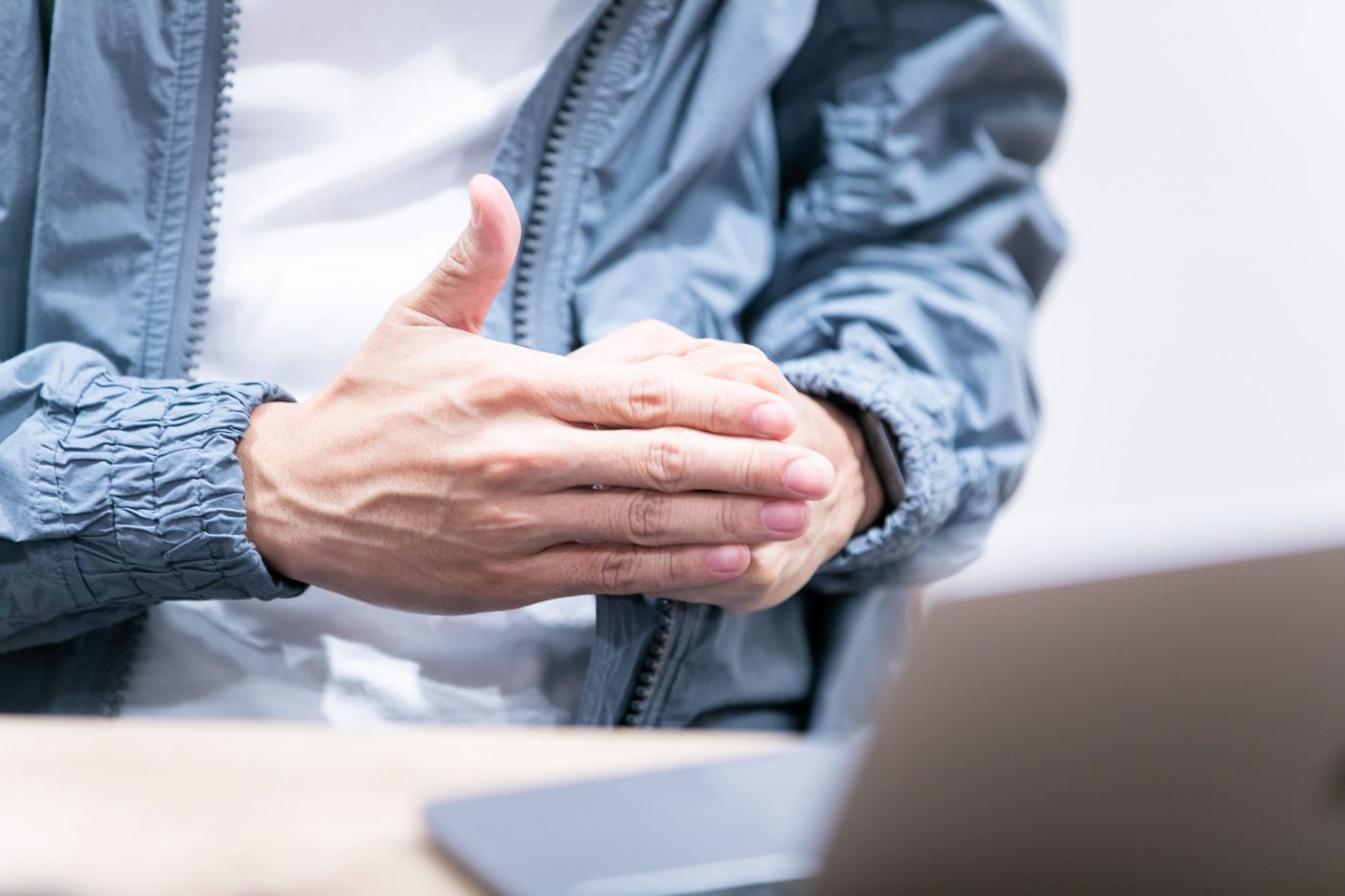 ■秋好陽介（あきよし・ようすけ） ー大学時代、インターネット関連のビジネスを興す。 2005年にニフティ株式会社に入社。複数のインターネットサービスの企画／開発を担当。仕事の受託者・発注者、両方の立場を経験したことから、個人と法人のマッチングサービスを思い立ち、2008年4月に株式会社リート（現・ランサーズ株式会社）を創業。 同年12月、インターネットを通した個人と法人の自由な仕事のやりとりを目指すクラウドソーシングサービス「Lancers（ランサーズ）」の提供を開始する。 2018年、創業10年目を迎え、ランサーズ株式会社の代表取締役社長 CEOとして、フリーランス総合支援プラットフォームを運営し、既存サービスの品質向上、新規事業の創造に取り組む。