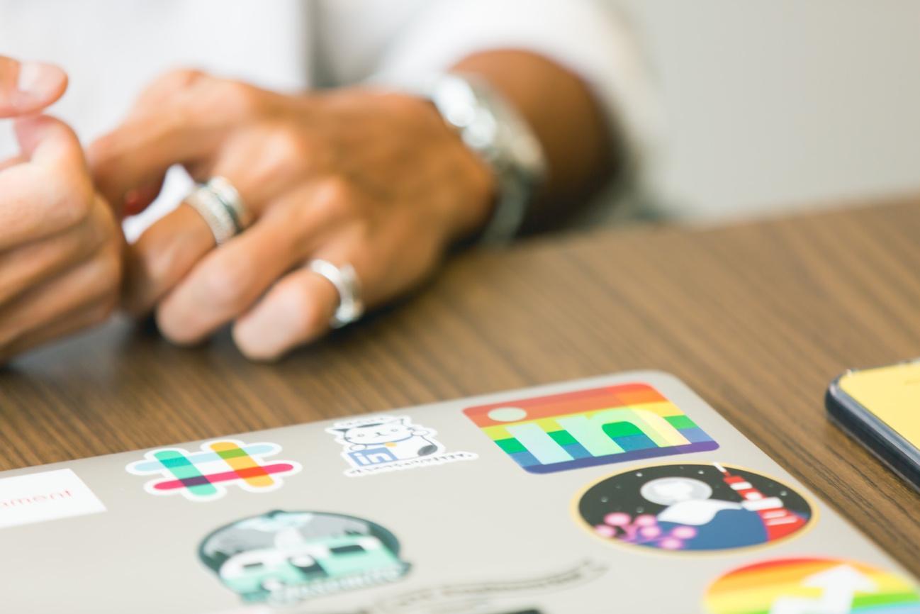 学生時代に起業し、ヤフー入社後は同社のモバイルシフトに大きく貢献した村上氏。IT 業界の第一線で活躍してきた彼は、スタートアップの現状をどう捉えているのだろうか。 村上 「僕らの世代って、大学生の時にインターネットが一気に盛り上がった『良い時代』を経験してるんです。だからインターネットの伸び代を一番信じている世代でもあるんですよ。今はインターネットがインフラになり、テクノロジーが人々の生活に浸透している。産業の発展において無視できない要素になっているし、まだまだ伸び代がある業界なので、みんなで一緒に大きくなる余地がごまんとある。