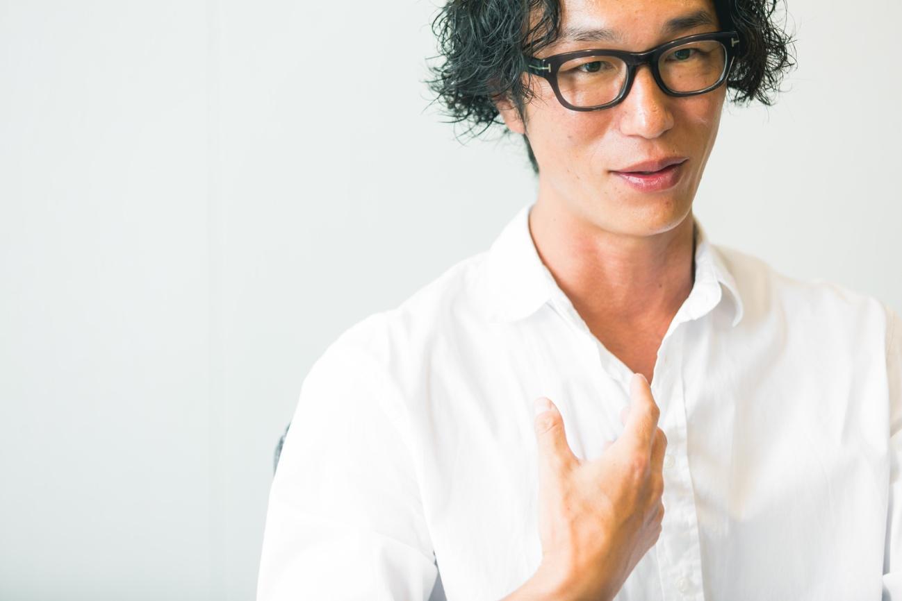 「Twitterも面白いけれど、カジュアルにいろんな話ができるからこそ、誤解が生まれてしまう。文脈や立ち位置、スタンスが明らかでないと受け手は発言の真意を正しく受け取れません。一方、Facebookで仕事の話をすると『いいね』がついても、あまりコメントされない。あくまでもプライベートの情報をシェアする場所なので、仕事の話を真面目にするプラットフォームではないのかなと思う」とSNSにおけるビジネスコミュニケーションの可能性を語る。