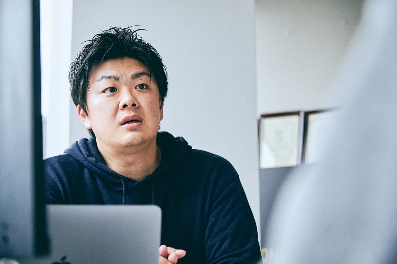 創業は2017年。起業にあたり津田氏を共同創業者に迎え、同社は順調に導入事例を増やしている。ソリューションを提供する中で副次的な効果も生まれた。MIが素材開発の時間とコストを削減してくれることは先に述べた通りだが、研究者のペインを解決する手段にもなっているそうだ。 木嵜：素材の研究開発は大きく分けて、「開発テーマの選定」「実験の設計」「実験によるデータ取得と評価サイクル」の三段階に分かれています。このうち相対的にクリエイティブな領域である「開発テーマの選定」「実験の設計」を担うポジションは数が限られている。そのため、才能を持っていても地道に実験を繰り返す時間に大部分を割いている人も多いのです。これはすごく勿体無い状況です。MIの導入企業のなかには、実験の総数を削減することで、よりクリエイティブな領域に従事できる研究者も生まれています。 クリエイティブな領域に関われる研究者が増えれば、アイディアの総量が増え、生まれる素材の数も増えるだろう。日本の素材産業は卓越した技術とノウハウを持ちながら、急速にアメリカや中国に追いつかれようとしている。同社の技術はその状況を打破してくれるかもしれない。