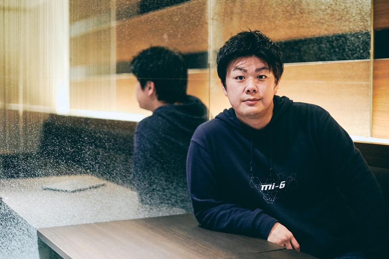 BtoB領域のビジネスモデルは日常生活では見えづらい。しかしながら、それは社会の至る所に浸透し、見知らぬところで恩恵を受けていることも多い。 コンシューマーサービスのような派手さはないけれど、着実に世の課題を解決している企業は星の数ほどある。今回はそのうちの一社を紹介したい。 お話を聞いたのは、企業の研究開発をAIとロボティクス技術で支援する「MI-6 株式会社」の代表を務める木嵜基博氏。同社のテクノロジーは、製造業全体で約20％の市場規模を占める巨大産業の下支えをしていた。