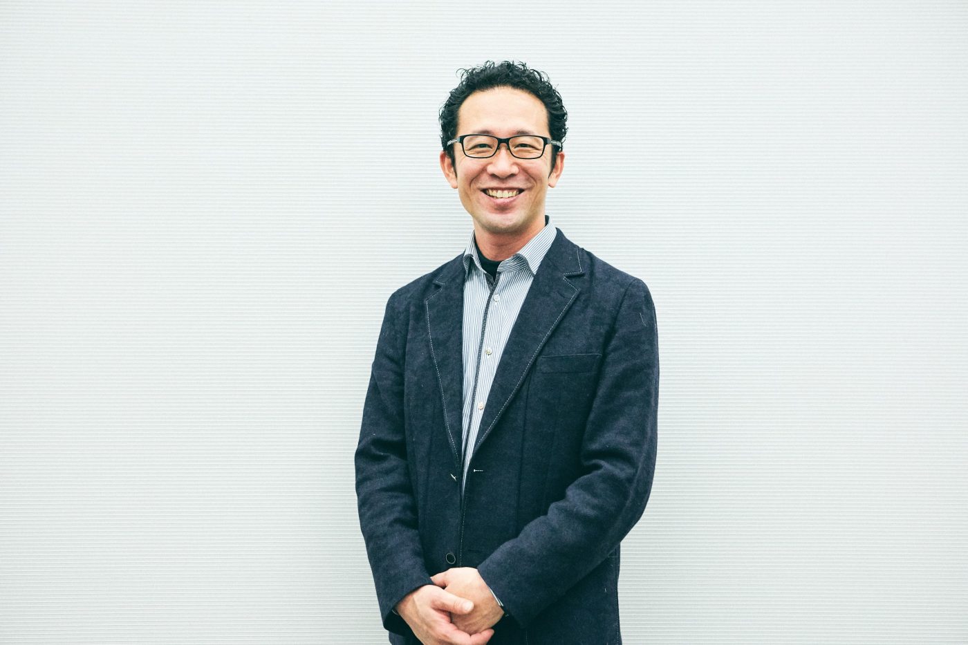 ■串間充崇（くしま・みつたか） ー1976年宮崎市生まれ。国立都城工業高等専門学校電気情報課卒業後、中部電力に就職。 その後、恩師である小林一年と出会い、株式会社フィールドに転職。ロシアの特殊な技術案件や商品開発に従事。様々な分野の知識を吸収し、経験を積み、アビオス株式会社を設立。フィールドの案件を継承し追加の研究開発を継続し開発を完了し、事業展開のために株式会社ムスカを設立。 世界規模での食料安全保障問題の解決に取り組んでいる。