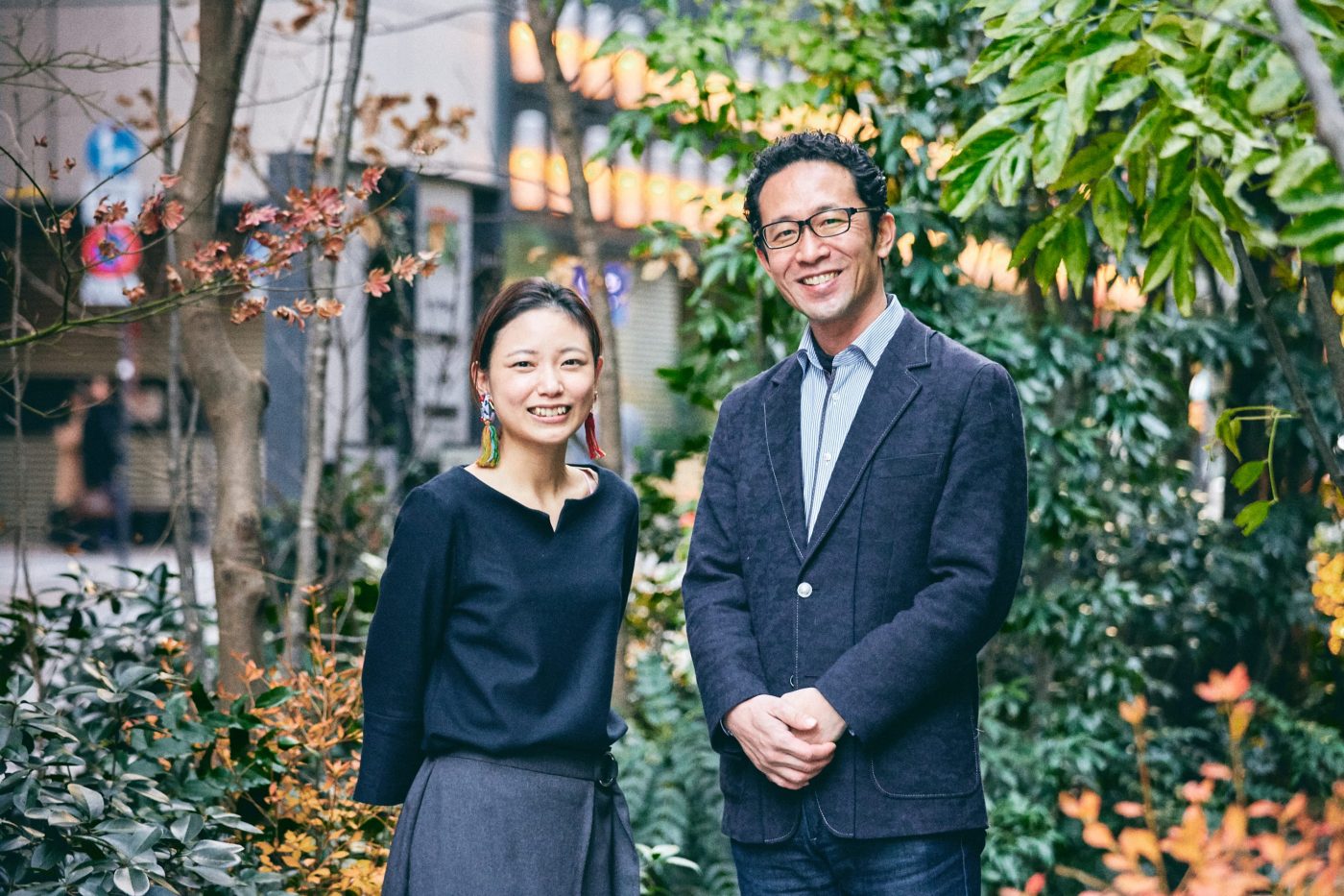 「ハエの力を誰よりも信じているんです」 そう語る男性の姿がある。株式会社ムスカ（以下、ムスカ）の代表取締役会長を務める串間充崇氏だ。 ムスカでは、イエバエと呼ばれるハエの研究を軸に、農業、畜産業、漁業などに用いられる有機肥料や飼料などの通称「MUSCAプロダクト（*1）」の製造を行なっている。 強い興味に誘われて23歳で異世界に飛び込んだという串間氏。もともとは大企業に勤めるごく普通の会社員だったが、そこでハエに出会った。そして、さまざまな苦難を経て、ムスカの創業に至ったという。 それでは、彼の決断の背景には一体どんな思いがあったのだろうか。詳しく話を聞いてきた。