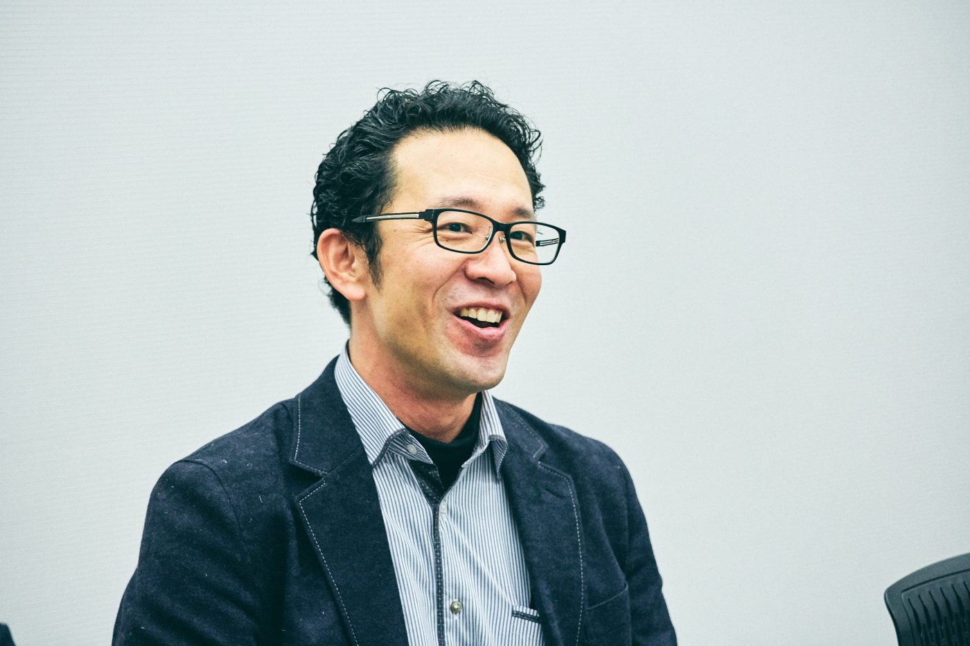 宮崎の地に戻った串間氏の目的はただひとつ。フィールドへの入社を認めてもらうことだ。まずは面接の相談を、とフィールドに電話をかけてみたが、受話器の向こうから聞こえたのは衝撃的な一言だった。 串間 「24歳以下の応募は受け付けていないんです、と断られたんですよ（笑）。働く場所のあてもなく、社内結婚だった妻と一緒に仕事を辞めて宮崎に戻ってきたのに、そんな理由で引き下がるわけにはいかないと思って。テレビ番組の影響で事業に関わりたいと感じたことを熱く語りました」 なんとか面談にこぎつけて内定を獲得。串間氏の並々ならぬ覚悟が届いた瞬間だった。 ところで、23歳にして大きな決断に踏み切った串間氏だが、迷いや不安などはなかったのだろうか。 串間 「まったくありませんでした。昔から、直感が働いたら迷うことなく突き進むタイプなんですよね。本能を信じる、といいますか。地元である宮崎で先進的な研究開発にチャレンジする企業があることがうれしかったし、その技術もとても魅力的なものでした。あのテレビを観た日から、ハエのことばかり考えるようになったんですよ。もう、飛び込むしかないと思いました。……まあ、若気の至りもあったのでしょうけれど（笑）」 フィールドに入社後は、イエバエの研究事業とは別事業として行っていたベジ・フルーツ（品種改良によって栄養価を凝縮した野菜）の研究栽培事業に従事。栽培のためのマニュアル制作に勤しんだ。その後、社内の体制変更によって、イエバエの研究にも携わるように。関われば関わるほど、その魅力に惚れ込んだ。 串間 「どんどんハエがかわいくなったんですよね（笑）。まず成長速度が尋常じゃない。1週間もあればすくすく育つので、肥料化までもスムーズです。どんどん選別交配によって種が向上していくハエのすごさに、ただただ圧倒されていました」