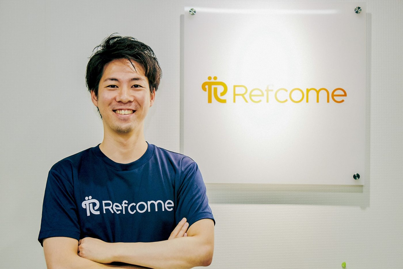 ■清水巧 —株式会社リフカム代表取締役 石川県出身。明治大学経営学部卒業。2013年Sansan株式会社に新卒入社し、カスタマーサクセス部の立ち上げに従事。2014年1月、株式会社Combinatorを創業し、代表取締役に就任。スタートアップ企業の仲間集めを解決するサービス「Combinator」を開発・運営する。現在は、「採用を仲間集めに再定義する」をミッションに、リファラル採用を活性化するクラウドサービス「Refcome」を提供している。2017年11月、株式会社リフカムに社名変更。