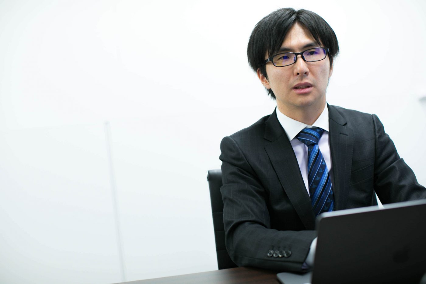 ■野口哲(のぐち・さとし) ー2007年 SBIホールディングスへ入社、決済・暗号・カード番号管理、Webマーケティングを担当。2011年からピクテ投信投資顧問にて、公募株式投信のデータ解析・マーケット分析業務に従事。日本における貯蓄から投資への課題は、最終消費(個人投資家)・販売会社(銀行証券等)・メーカー(運用会社)間のUI/UXだと感じ、金融コミュニケーションの最適化を目指すべく2016年5月、ロボット投信株式会社を創業。