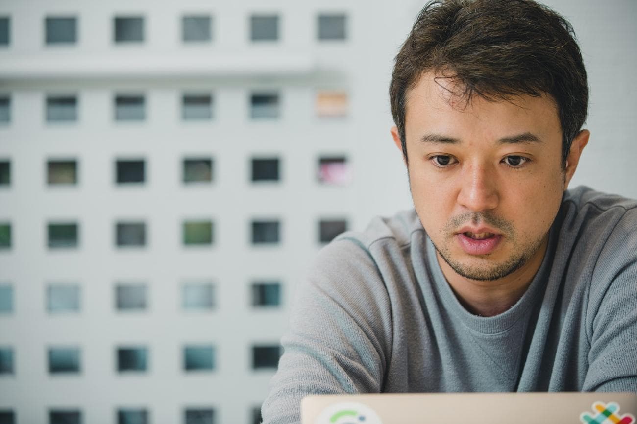 代表の佐藤氏は、国内の物流業界の課題が放置されてきた理由を、フォワーダーの参入障壁の高さにあると話す。