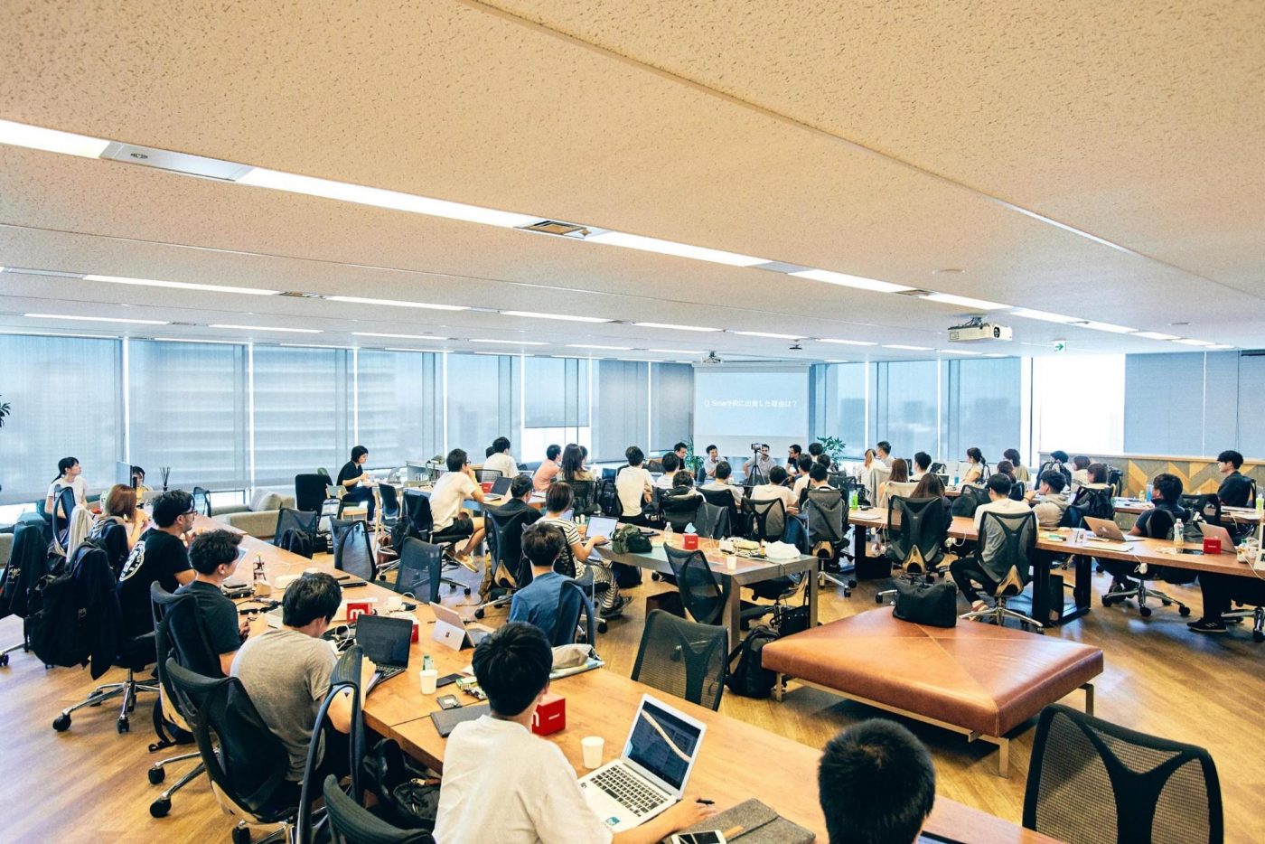 質疑応答ベースで展開した今回の勉強会。参加したfor Startupsの社員からも、時間内に収まりきらない数の質問が上がり、盛り上がりを見せた。 投資家たちは、SmartHRに高い成長性とスピード感を期待している。SmartHRもまた、次のユニコーンとしての自覚を持ち、一目散に駆け抜けているように見えた。 今回の勉強会を通して見えたのは、起業家や投資家はお互いに寄りかかる存在なのではなく、寄り添いながら共に同じ夢を描く同志であること。対等、かつ、リスペクトしあえる関係性によって、未来を作るスタートアップはより大きな大きな存在感を放っていくのかもしれない。