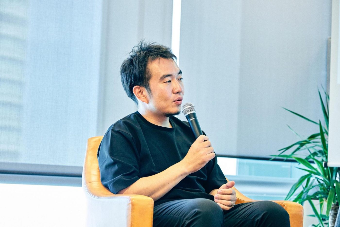 宮田 「ヒロさんは、昔、日本版 Y Combinator と呼ばれていたOpen Network Lab(オンラボ)を設立した方だったので、単純にすごいなと思っていて。当時、FrilやWHILL、FONDなど、オンラボ出身のスタートアップが乗りに乗っていたので、ヒロさんに関わってもらえることが成功への近道だと感じていたんです。 まあ、有名な投資家が関わったから必ず成功するわけではなく、結局自分たちでやっていくんですが、SaaS知識がゼロだった僕たちに色々なことを教えてくれました。 Jamesさんは、さきほど彼が言ったような流れで出資を切望してくれたので。とにかくアグレッシ