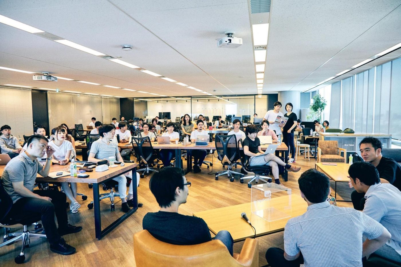 ここからは、勉強会の参加者であるfor Startupsメンバーから挙がった質問に答える時間に。勉強会内で取り上げられた6つの質問について、順番に掲載する。 Q . 日本のスタートアップは製品の値付けが上手ではないと感じる。先に安値で展開してマーケティングする企業が多い中、どのように価格設定を工夫しているのか? 宮田 「僕もSmartHRをリリースしたばかりのとき、価格設定を安くしすぎたと感じることがありました。初期は、一企業の平均単価が数千円でしたから。ただ、ヒロさんからご紹介いただいたアメリカの投資家の方とお話する機会をいただいたときに『Slackも初期はそうだった』と教えてくれて。