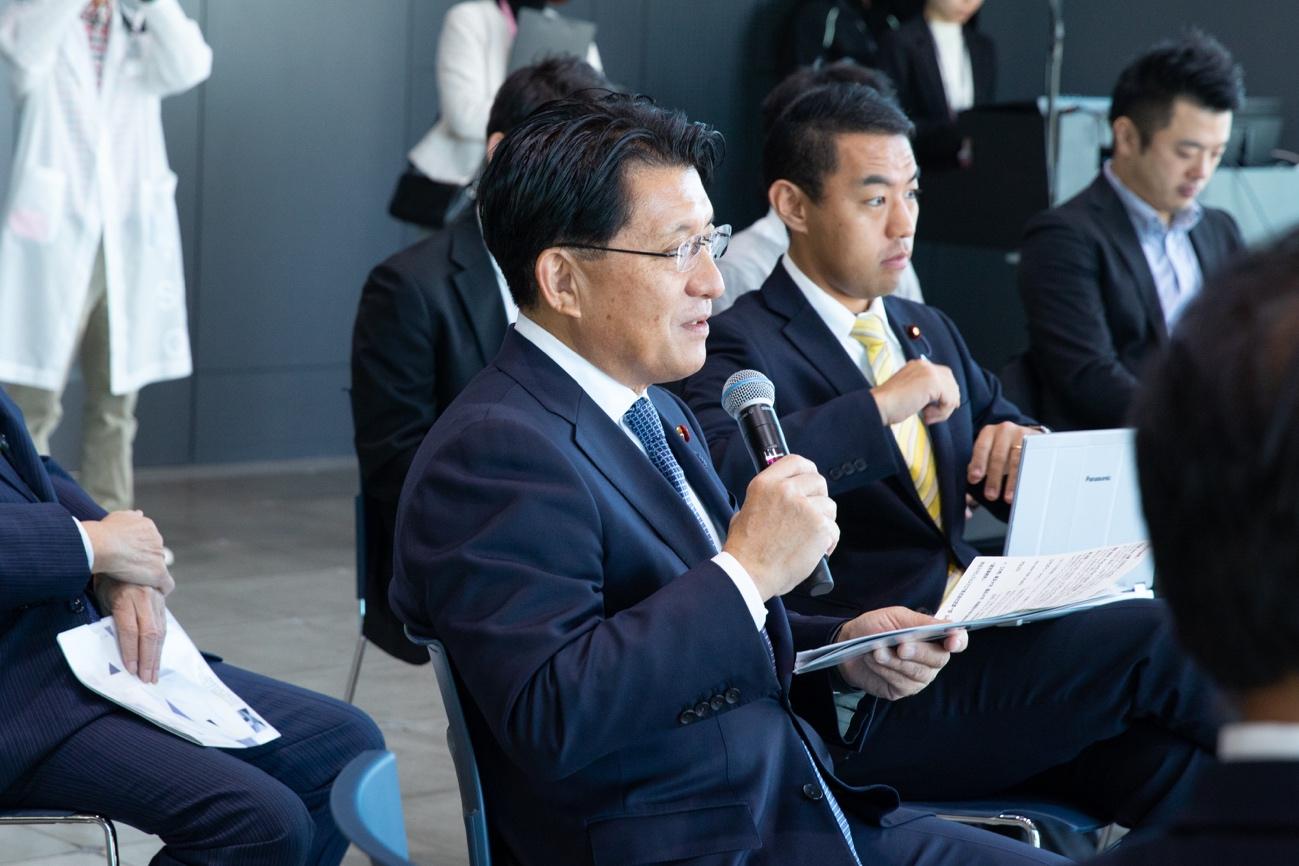 このほかにも、以下の意見が述べられている。 ・海外スタートアップを誘致する際に、「固定電話が必要」「ハンコがなければ契約できない」と言われ、進出を躊躇してしまう例がある。撤廃できるプロセスは省いて欲しい。 ・J-Startupの選出基準について、採択されたプロセスがよく分からないと意見を聞くことがある。透明化を進め、対外的にもFrench techのように横串を通したブランディングが必要ではないか。 ・海外投資家から、「日本のマーケットはブラックボックスだ」と指摘されることがよくある。一方で、市場として興味は持っているので、情報開示を進めればマネーリソースを投下してくれるはず。国外のVC、CVCとの橋渡しが必要だ。 これらの意見から鑑みると、今後はやはりグローバル市場に目を向けた支援が必要になりそうだ。国内企業の進出だけでなく、国外企業が進出しやすい環境を整え、技術・文化・制度の面で積極的な交流を行う必要がある。 国内ではVCの数や調達額が年々増加し、スタートアップが発展する基盤は整いつつある。ここからグローバル環境に羽ばたいていくためには、政府の支援が必要だろう。今回の提言が、どのような政策や支援施策を作り、どう活用されていくのか。自民党スタートアップ推進議員連盟の動きに注目したい。