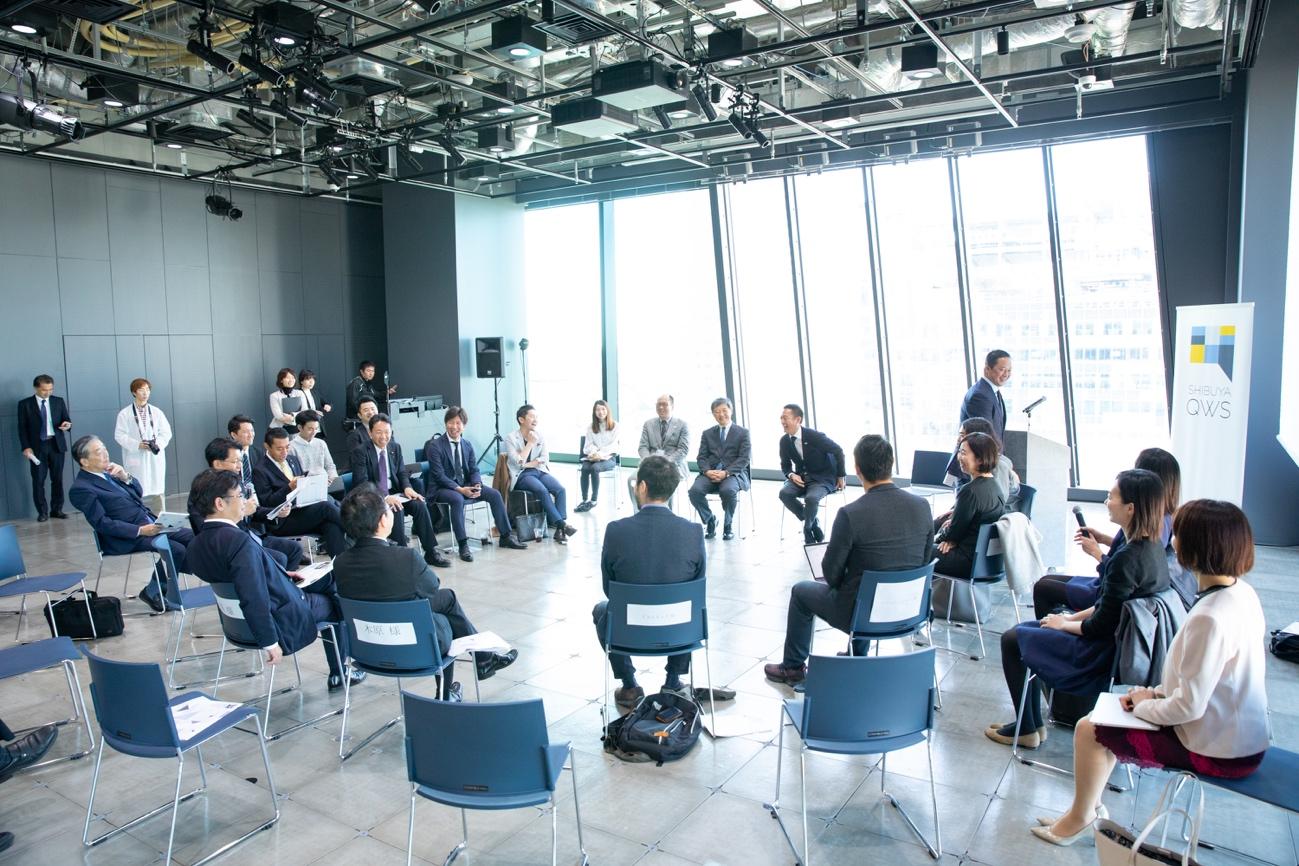 このほかにも、以下の意見が述べられている。 ・海外スタートアップを誘致する際に、「固定電話が必要」「ハンコがなければ契約できない」と言われ、進出を躊躇してしまう例がある。撤廃できるプロセスは省いて欲しい。 ・J-Startupの選出基準について、採択されたプロセスがよく分からないと意見を聞くことがある。透明化を進め、対外的にもFrench techのように横串を通したブランディングが必要ではないか。 ・海外投資家から、「日本のマーケットはブラックボックスだ」と指摘されることがよくある。一方で、市場として興味は持っているので、情報開示を進めればマネーリソースを投下してくれるはず。国外のVC、CVCとの橋渡しが必要だ。 これらの意見から鑑みると、今後はやはりグローバル市場に目を向けた支援が必要になりそうだ。国内企業の進出だけでなく、国外企業が進出しやすい環境を整え、技術・文化・制度の面で積極的な交流を行う必要がある。 国内ではVCの数や調達額が年々増加し、スタートアップが発展する基盤は整いつつある。ここからグローバル環境に羽ばたいていくためには、政府の支援が必要だろう。今回の提言が、どのような政策や支援施策を作り、どう活用されていくのか。自民党スタートアップ推進議員連盟の動きに注目したい。