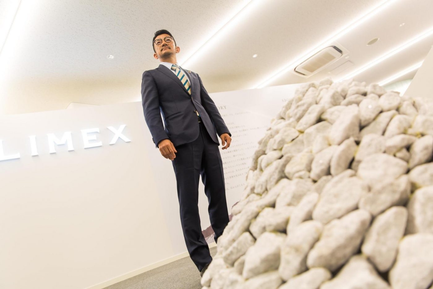 スタートアップでは近年、リアルなプロダクトの生産に踏み込む、よりチャレンジングな例が増えてきている。今回話を伺った株式会社TBMもそのひとつだ。 彼らが取り組むのは「LIMEX（ライメックス）」と呼ばれる新素材の開発。紙やプラスチックの代替素材として生まれたことで、現在注目を集めている。 メーカースタートアップだからこその苦悩が多い中で、代表の山﨑氏が諦めず事業と向き合えたのは「しがみつく強さ」を持てたから、だった。今回は、そのメンタリティについて詳しく聞いてきた。