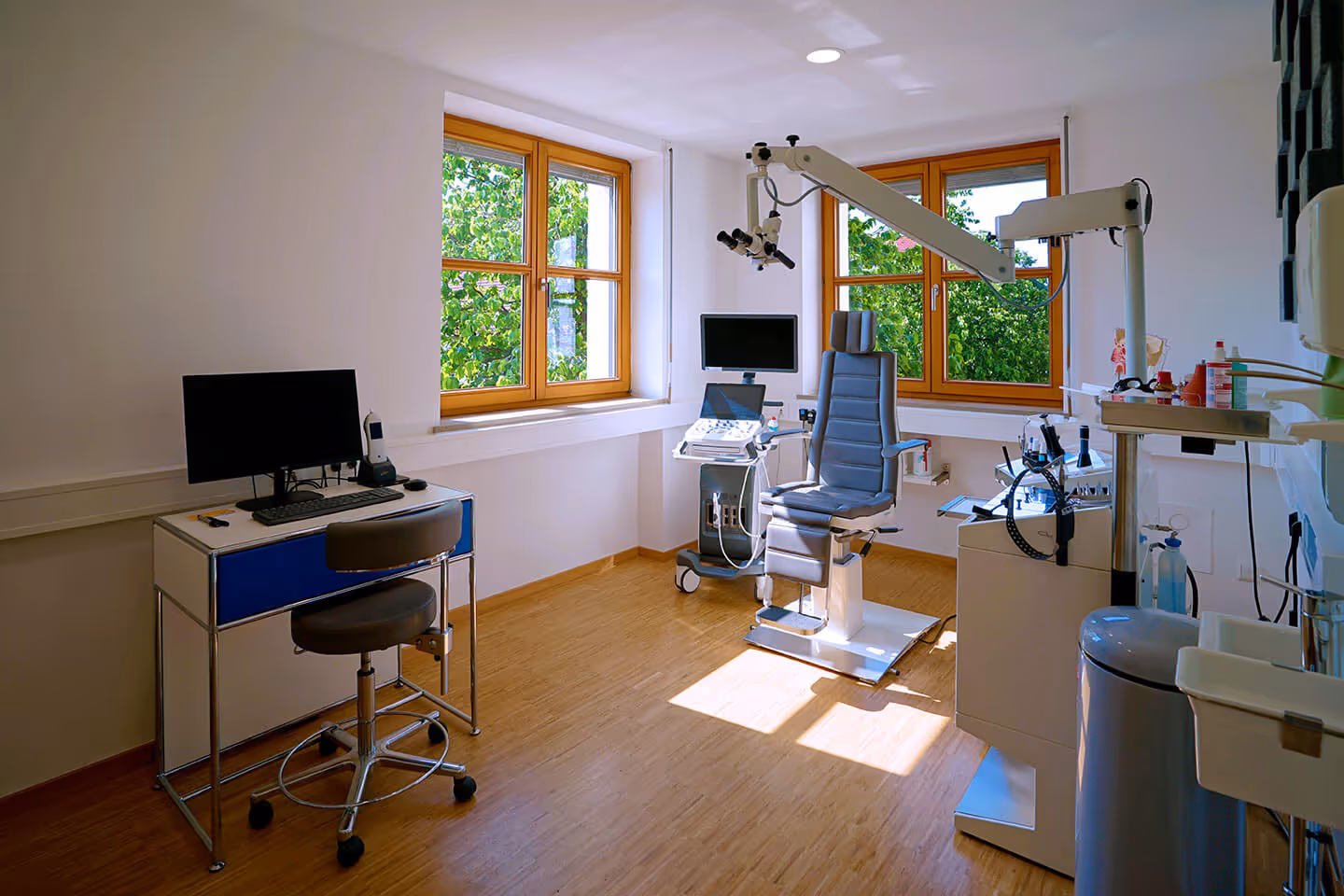 Foto von einem hellen, modernen, freundlichen Behandlungsraum mit Stuhl und Gerätschaften in der Praxis Prof. Dr. med. Ulrich Straßen