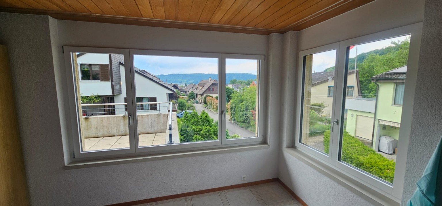 Übersicht der erneuerten Holz-Metall-Fenster SIRIUS L 68/68 im Wohnzimmer im Raum Baden