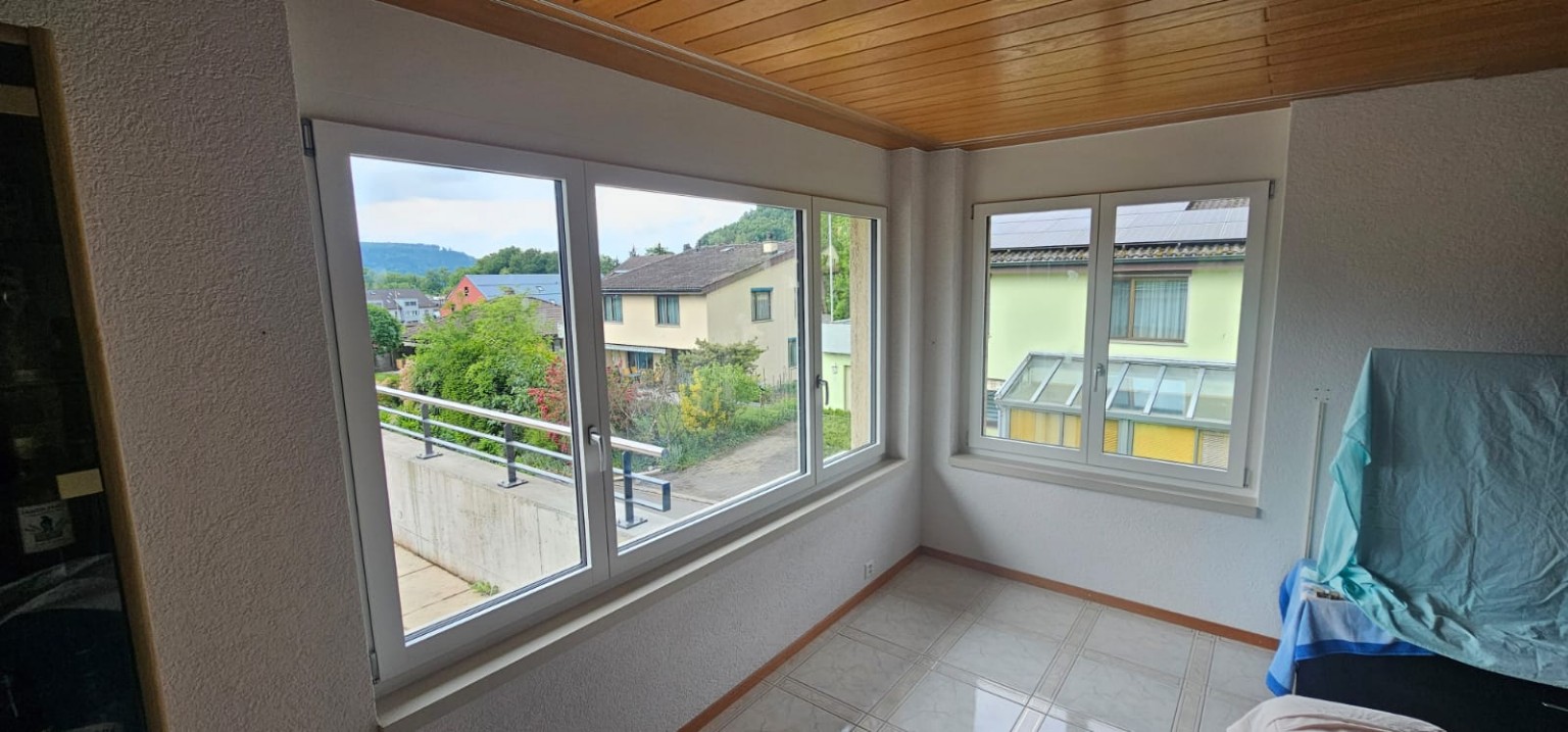 Neue SIRIUS L 68/68 Holz-Metall-Fenster im Wohnzimmer eines Einfamilienhauses im Raum Baden