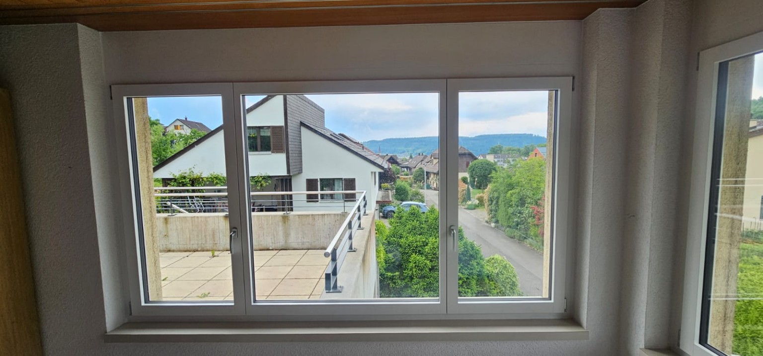 Innenansicht der ersetzten Wohnzimmerfenster SIRIUS L 68/68 im Raum Baden