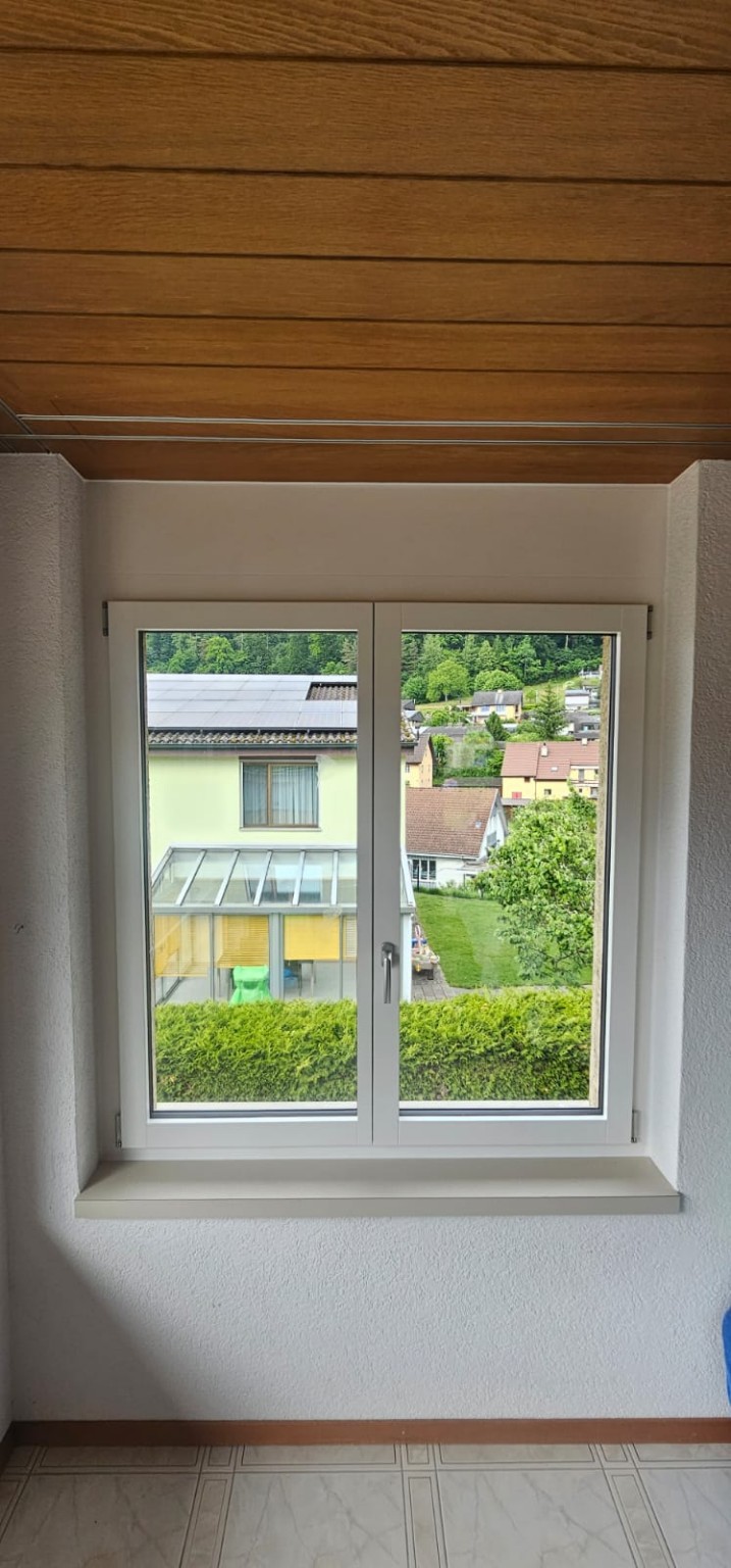 Einzelfenster SIRIUS L 68/68 im Wohnzimmer mit Holzdecke im Raum Baden
