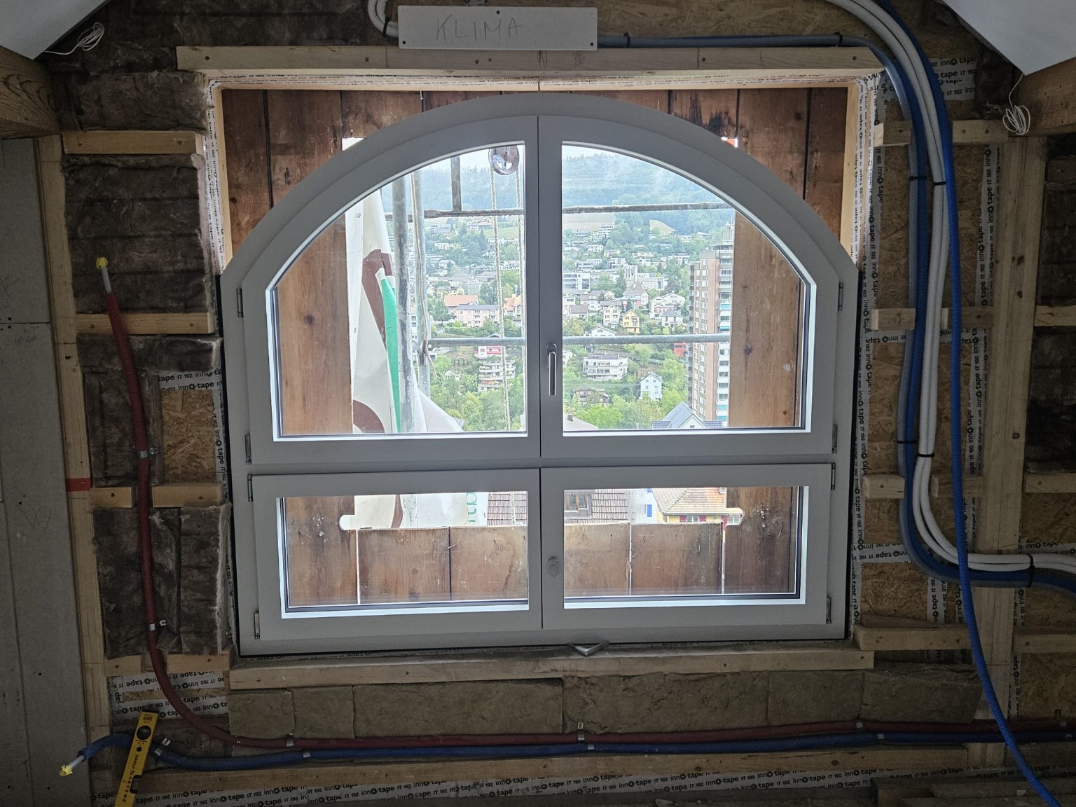 Holz-Metall-Bogenfenster während der Dachsanierung im Kappelerhof bei Baden