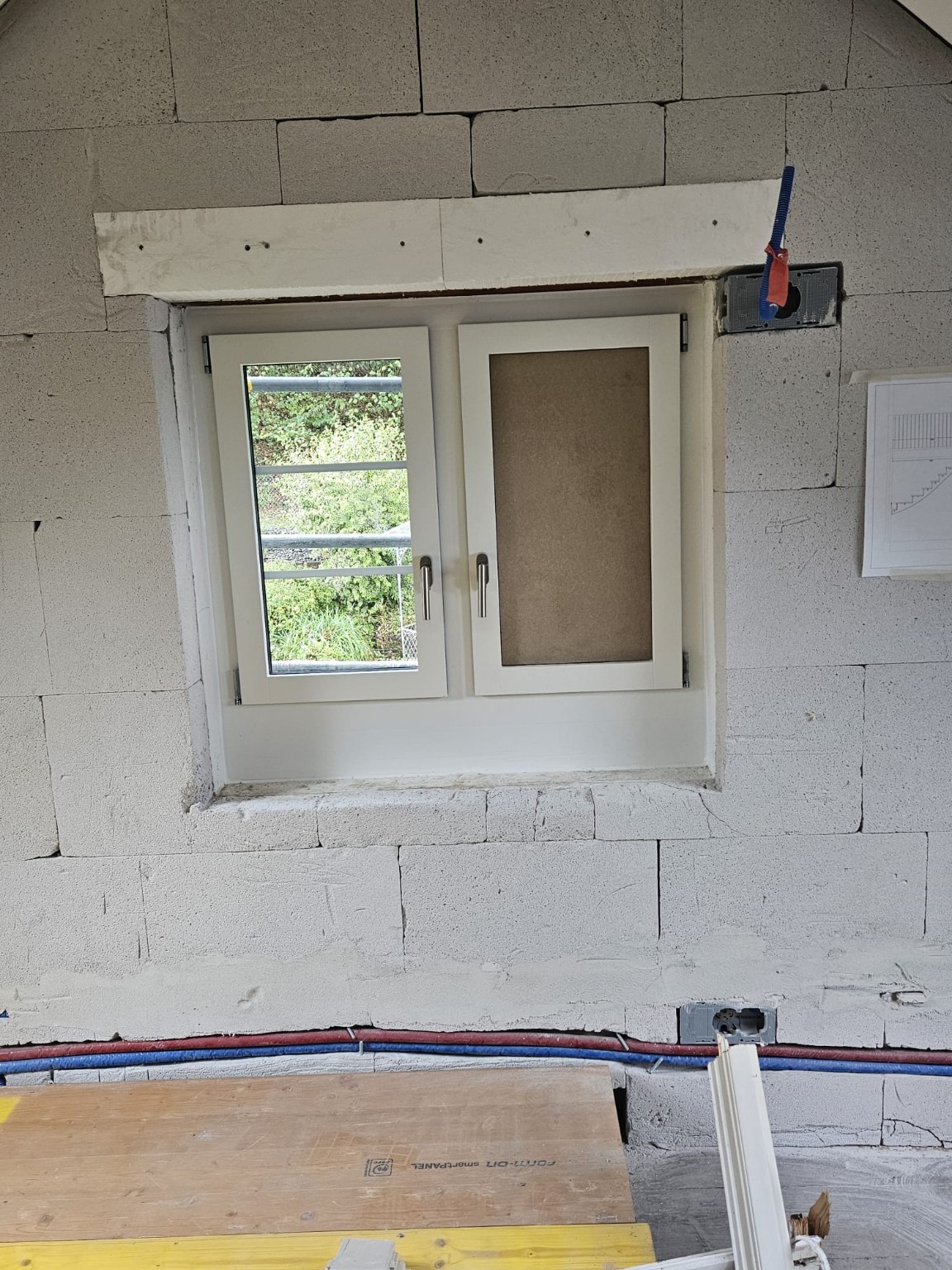 Holz-Metall-Fenster im geöffneten Innenausbau bei der Dachsanierung im Kappelerhof