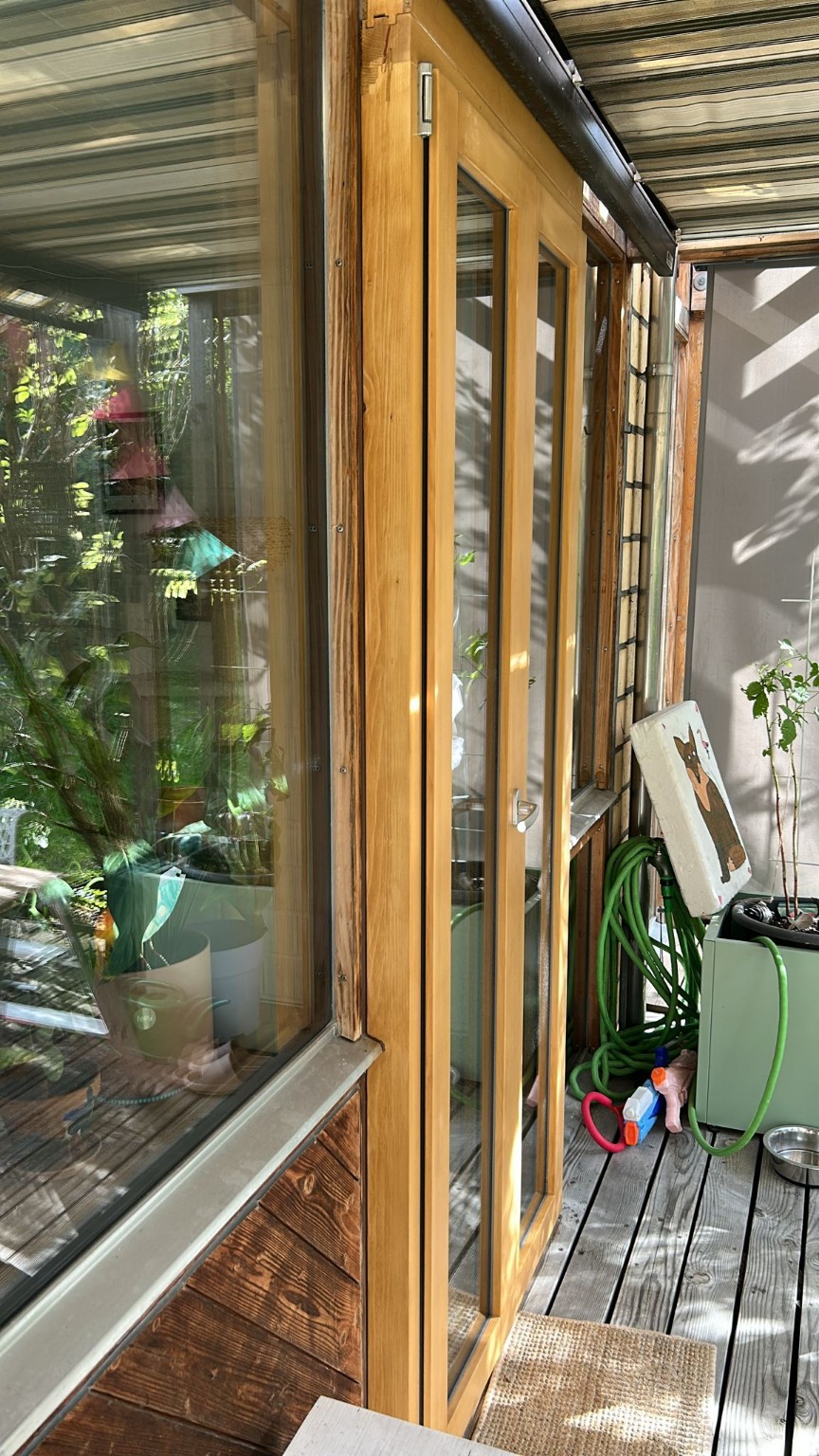 Seitliche Ansicht der Holzfenster und Balkontüren in Scherz