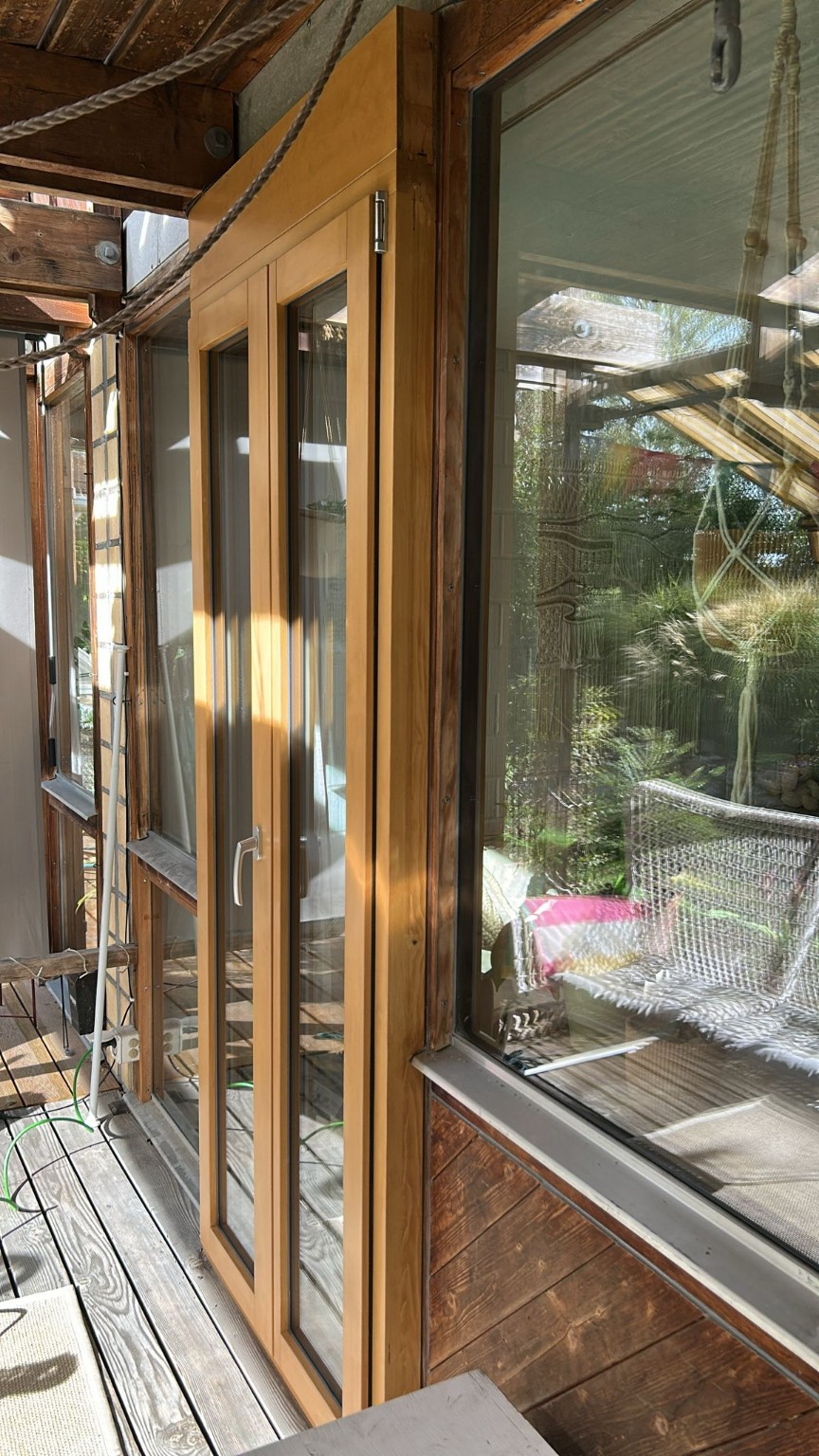Holzfenster und nach aussen öffnende Balkontüren am Reihen-Einfamilienhaus in Scherz