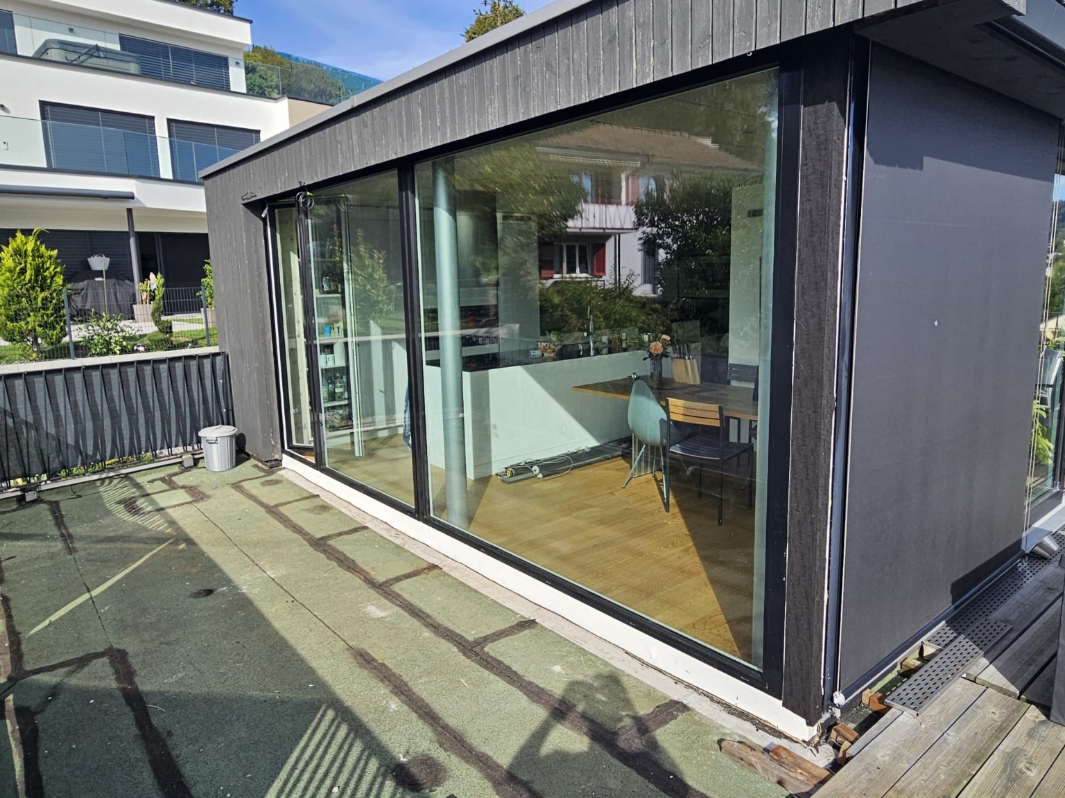 Neue SIRIUS V X Fenster an der sanierten Dachterrasse in Nussbaumen