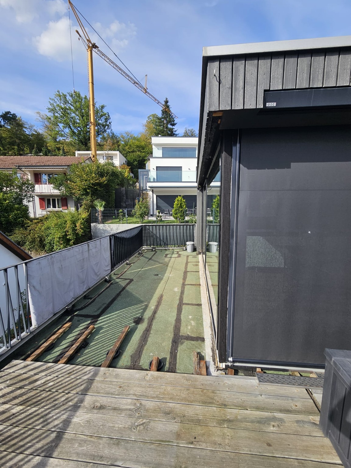Seitliche Ansicht der Fensterfront SIRIUS V X an der Dachterrasse in Nussbaumen