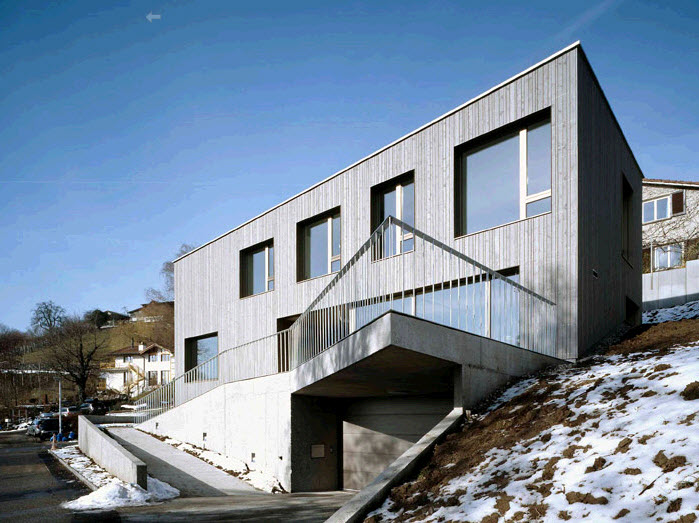 Neubau eines Einfamilienhauses mit Holzfassade und grossen Fenstern in Kirchdorf.