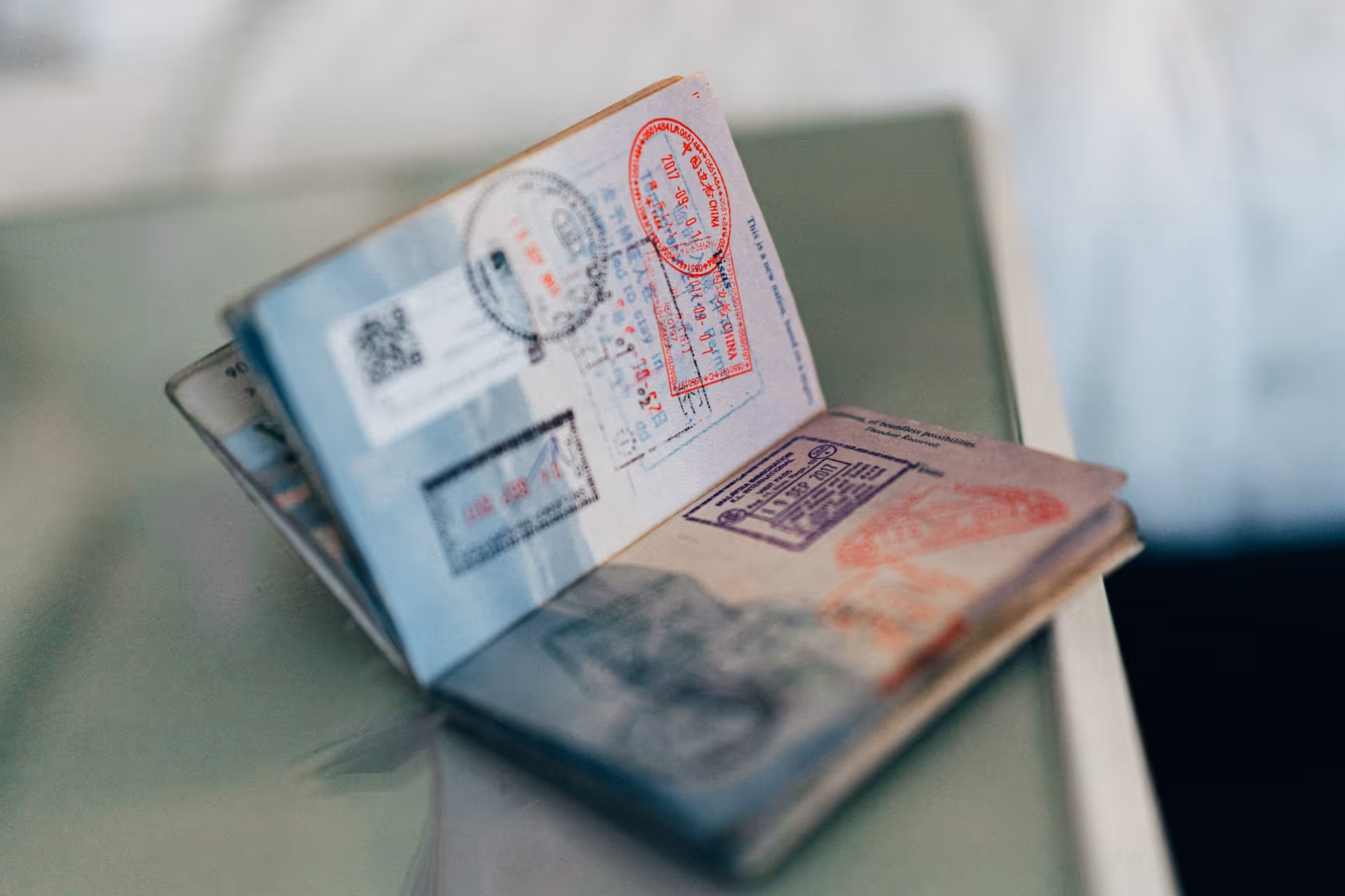 Un passeport posé ouvert sur une table.