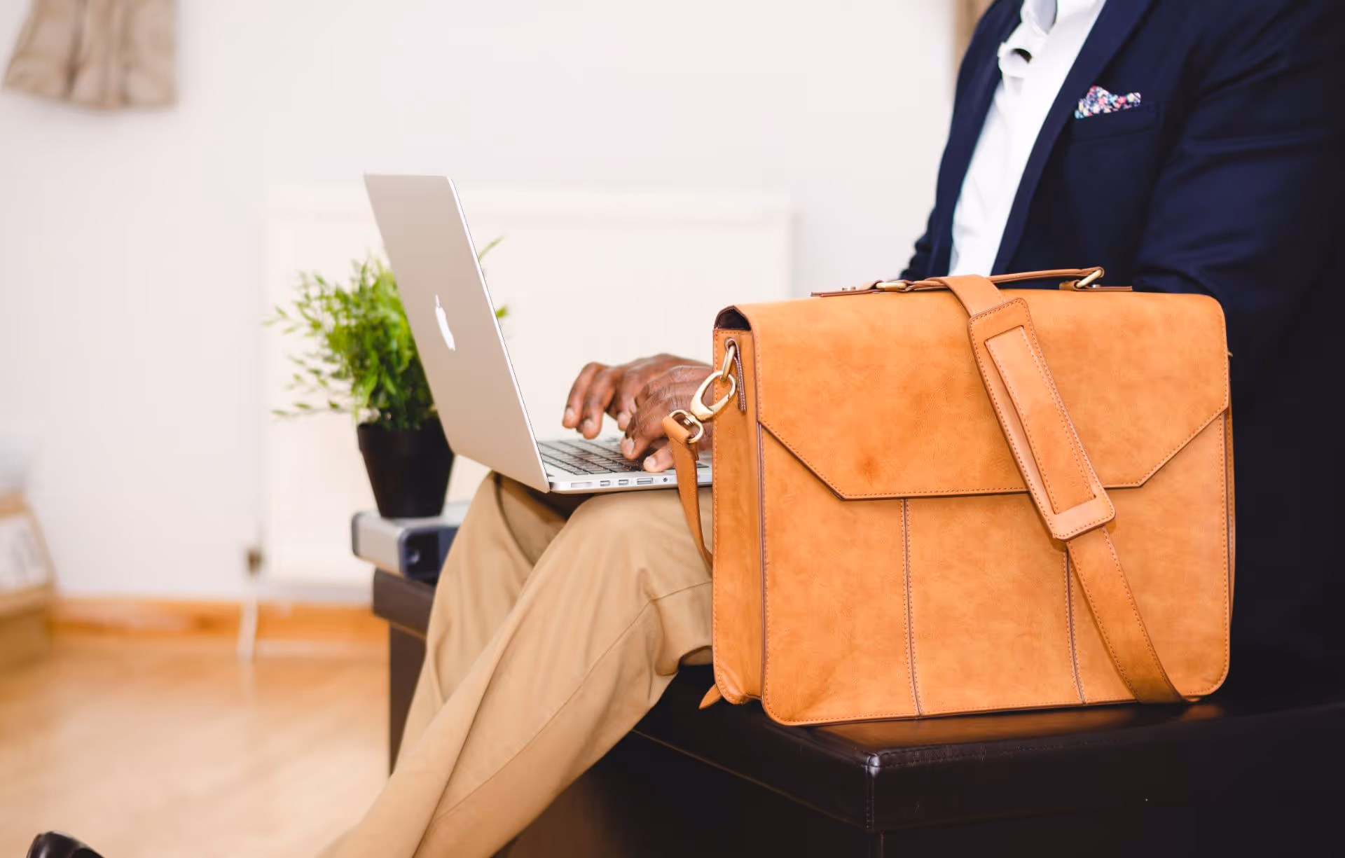 Homme d'affaire travaillant sur son ordinateur portable