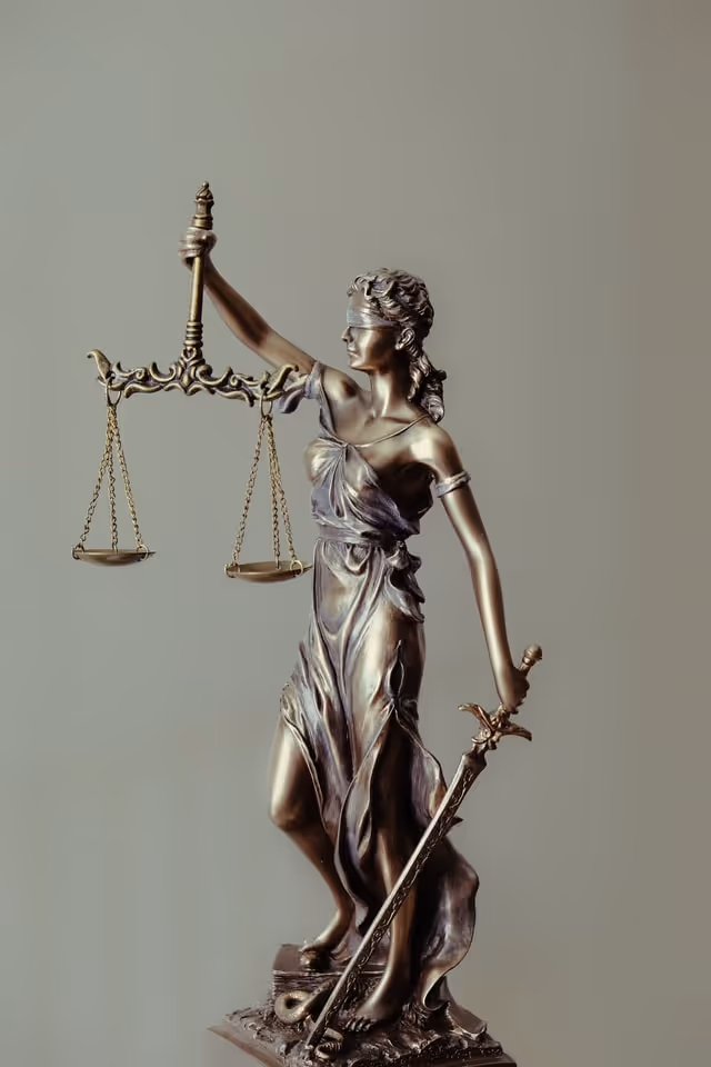 Une statue en bronze représentant une femme tenant une balance.