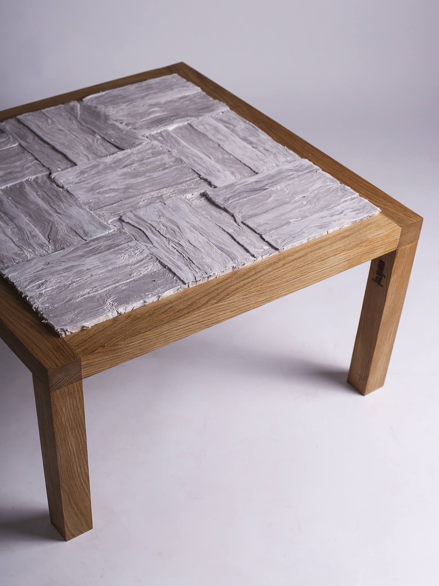 Stůl vznikl na téma Odpad a jeho dopad. Materiál, ze kterého jsem vycházela, je odkazem na globální produkci nadměrného množství odpadu, který nelze opakovaně využít. Použila jsem ke zhotovení nového deskového materiálu účtenky. Vylisovala je s vodou, čímž jsem docílila zajímavé struktury. Na samotnou desku je použito 12 622 účtenek, což je 6,311 kg směsného odpadu.