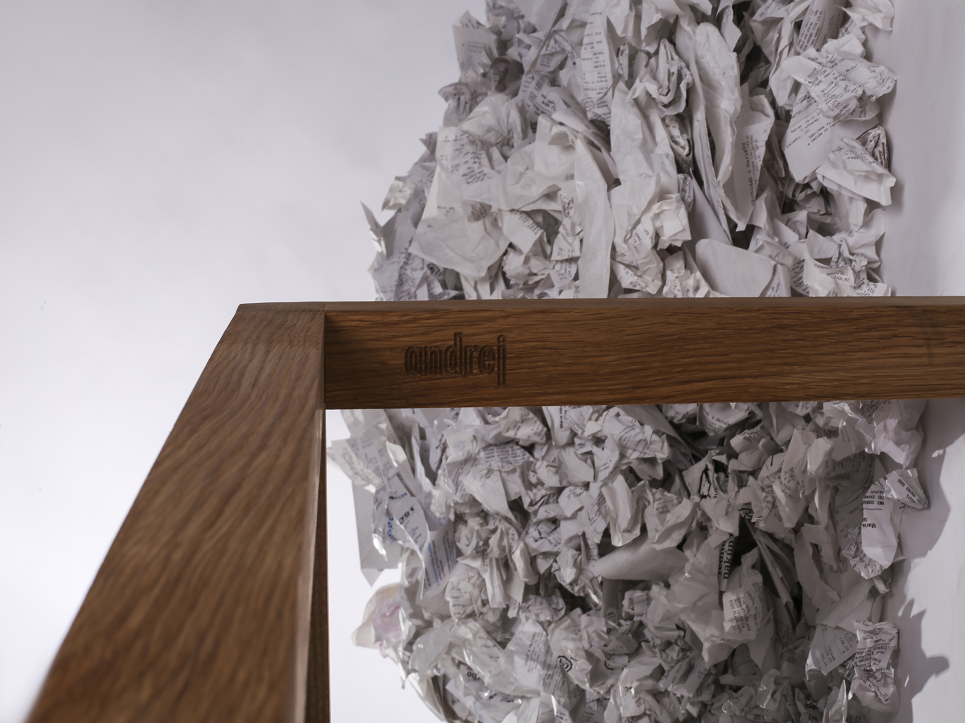 Stůl vznikl na téma Odpad a jeho dopad. Materiál, ze kterého jsem vycházela, je odkazem na globální produkci nadměrného množství odpadu, který nelze opakovaně využít. Použila jsem ke zhotovení nového deskového materiálu účtenky. Vylisovala je s vodou, čímž jsem docílila zajímavé struktury. Na samotnou desku je použito 12 622 účtenek, což je 6,311 kg směsného odpadu.