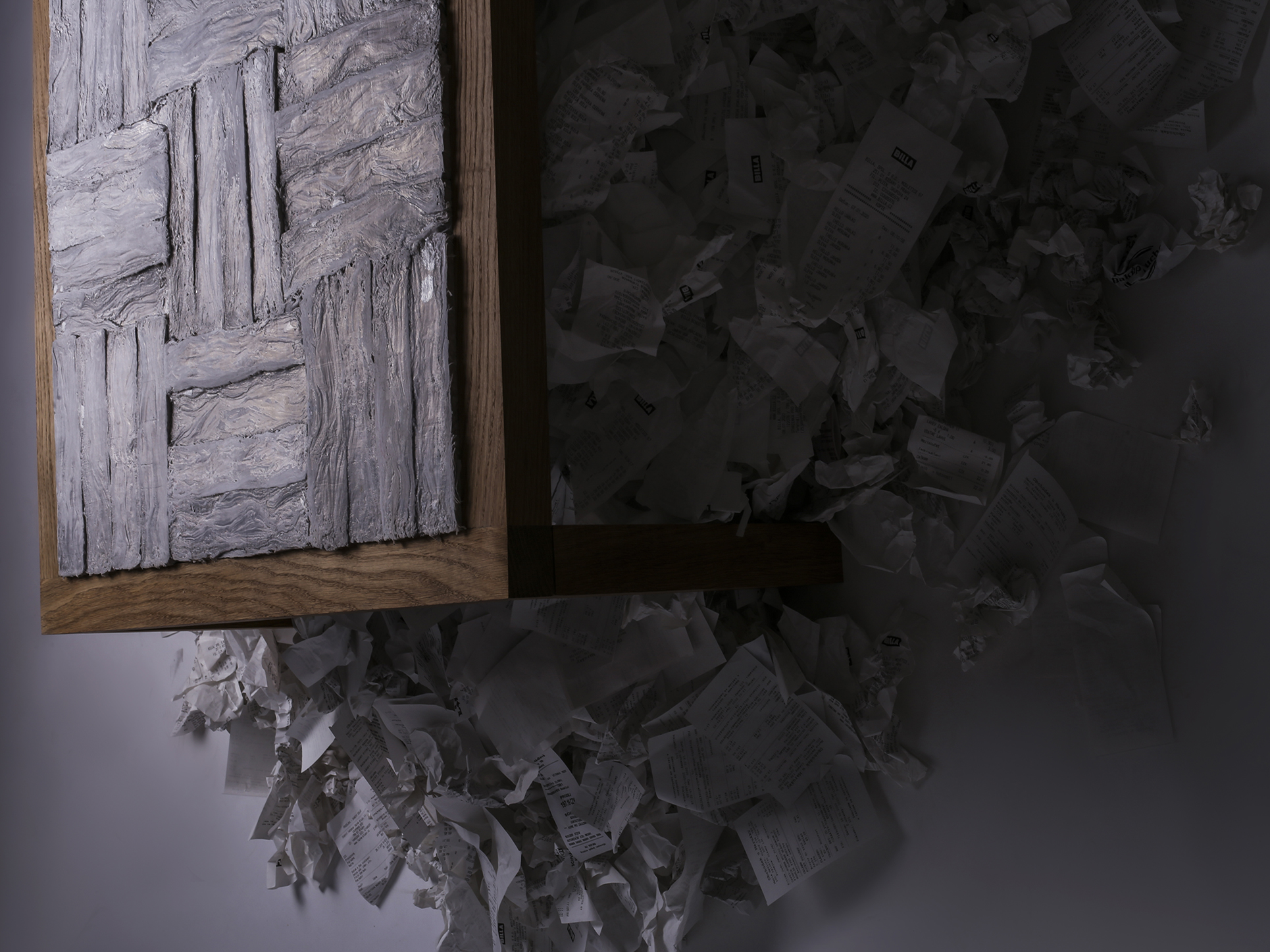 Stůl vznikl na téma Odpad a jeho dopad. Materiál, ze kterého jsem vycházela, je odkazem na globální produkci nadměrného množství odpadu, který nelze opakovaně využít. Použila jsem ke zhotovení nového deskového materiálu účtenky. Vylisovala je s vodou, čímž jsem docílila zajímavé struktury. Na samotnou desku je použito 12 622 účtenek, což je 6,311 kg směsného odpadu.