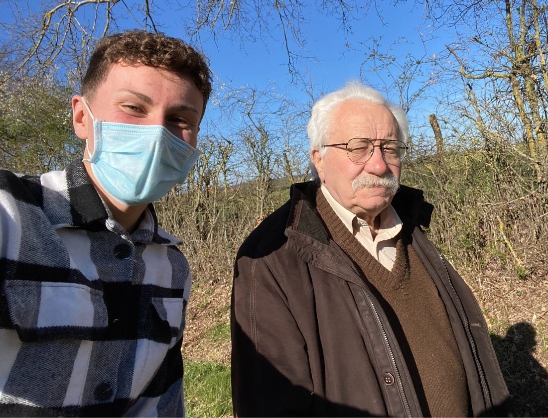 Retraité et accompagnateur marchent dans la forêt
