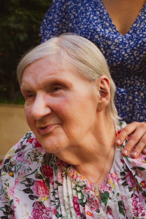 Résidente en EHPAD recevant la visite d'une dame de compagnie Mamie-Boom