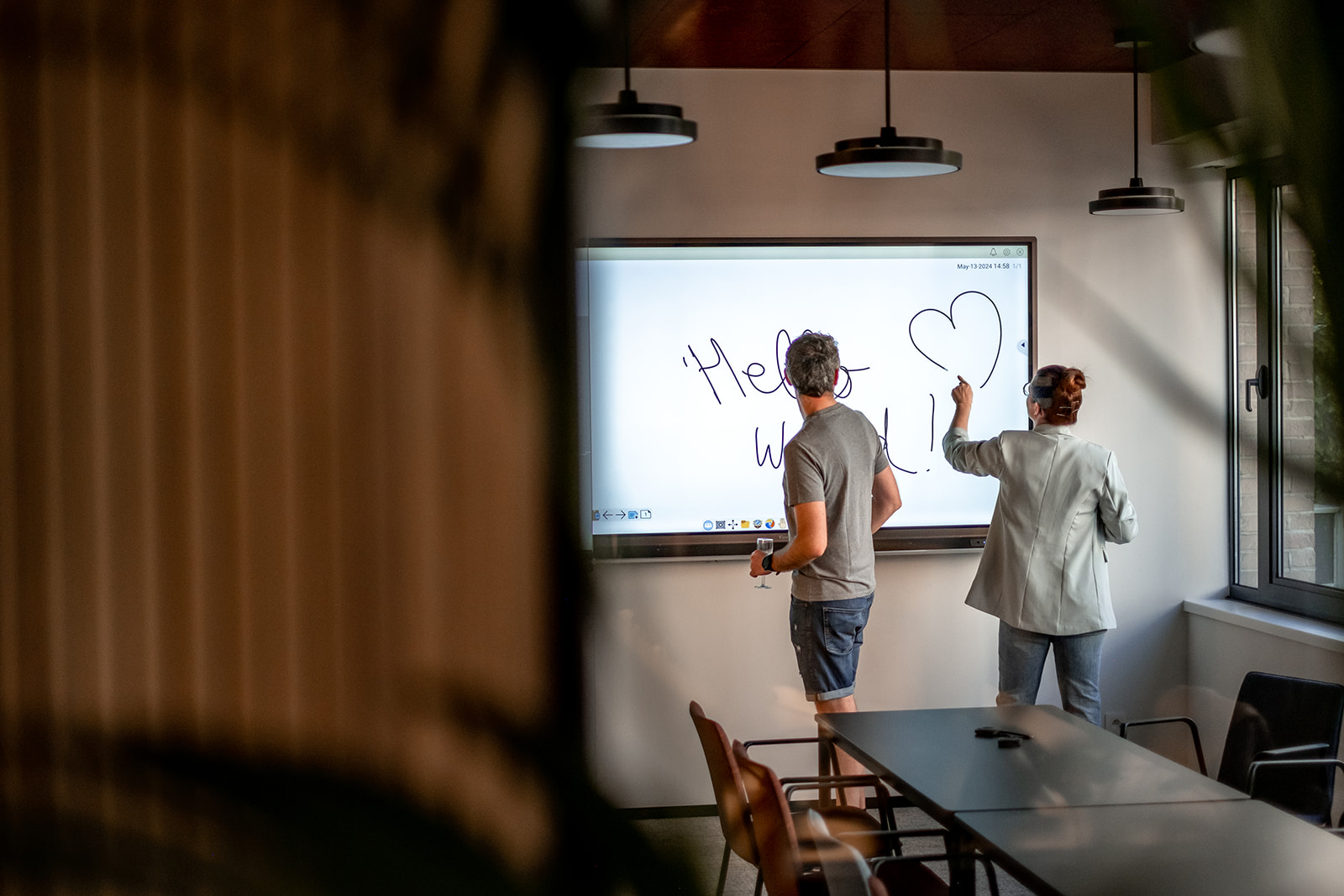 collègues montrant le panneau