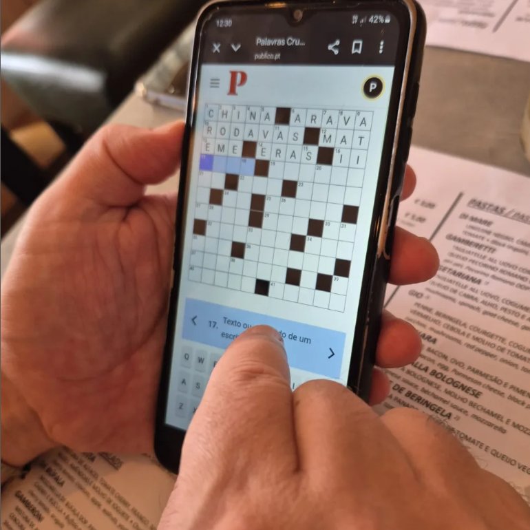 Palavras cruzadas no telemóvel.