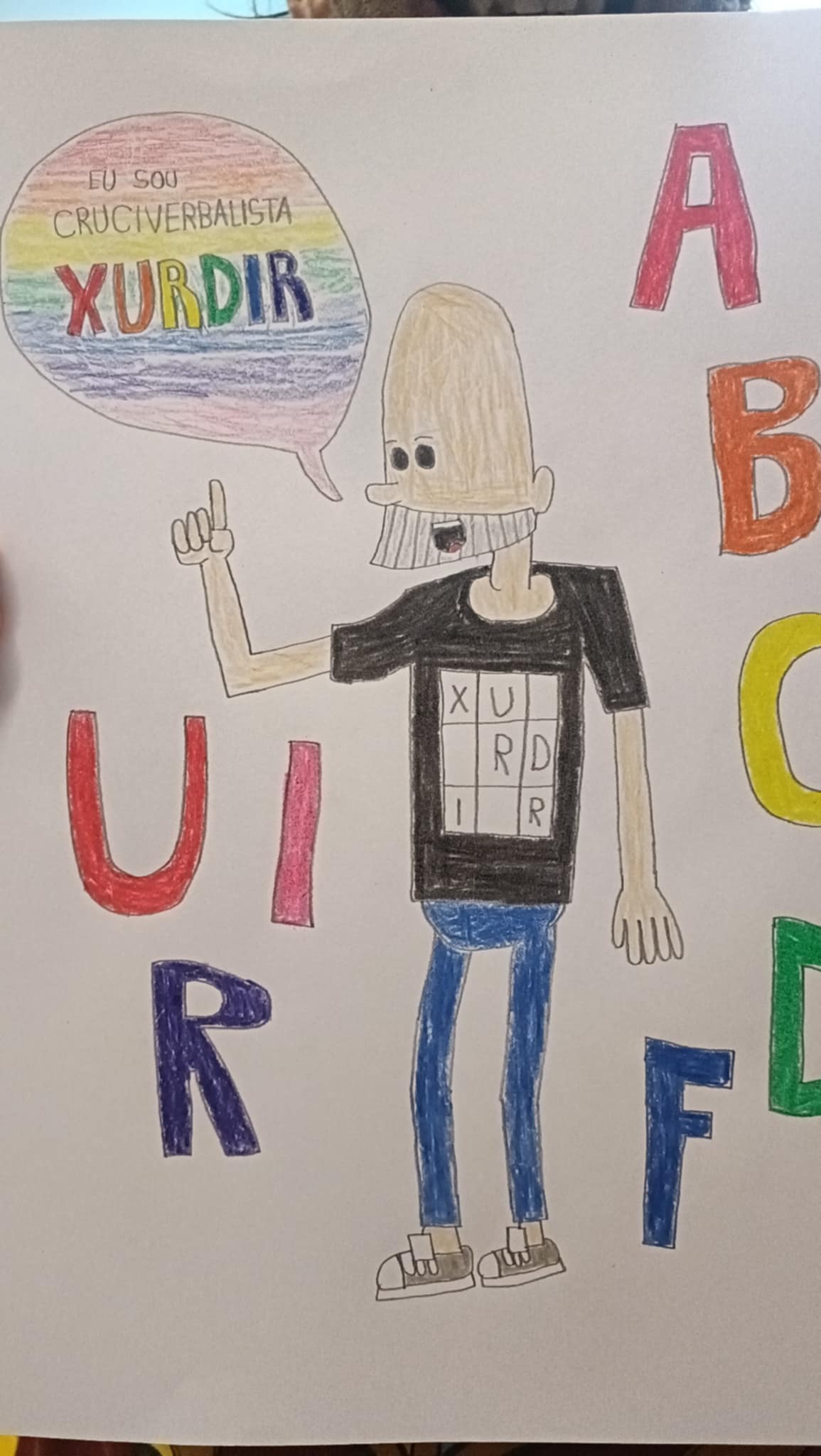 O cruciverbalista Paulo Freixinho e a palavra xurdir num desenho feito pelo Alberto, utente da CACI Sado da APPACDM de Setúbal