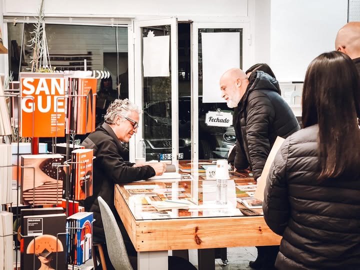 José Luís Peixoto e Paulo Freixinho na livraria Culsete, em Setúbal