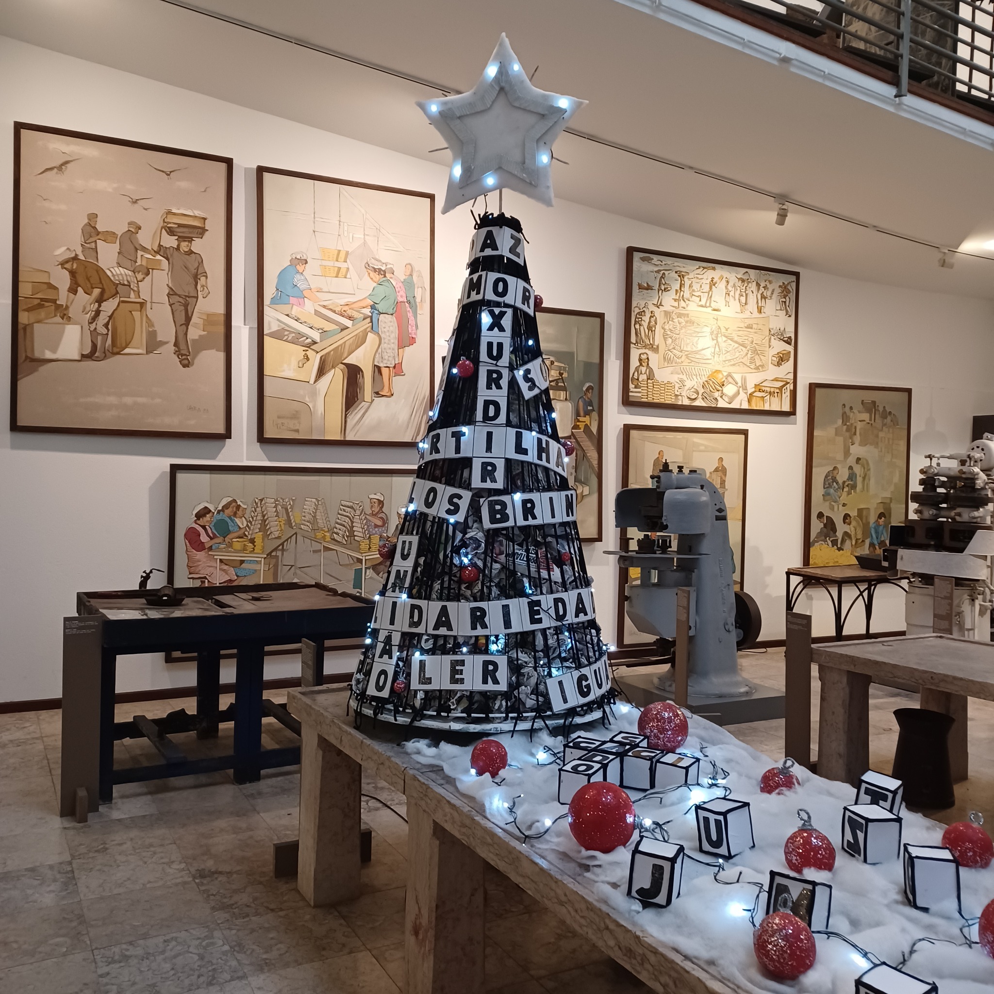 Árvore de Natal criada pelo CACI Sado da Appacdm de Setúbal, no Museu do Trabalho Michel Giacometti, com a palavra xurdir