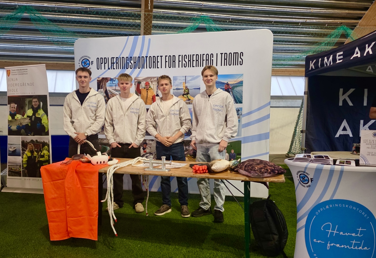 Lærlingene er viktige formidlere om fag og framtidige jobber. Hermann Steinmo, Magnus Smuk (akvakulturlærlinger hos Brødrene Karlsen), Nathaniel Noel Sørensen (fiskerilærling hos Nergård) og Marius Eira Nordgård (akvakulturlæring Kime Akva) tar 10.klassingene med ombord i tråleren eller på merda.