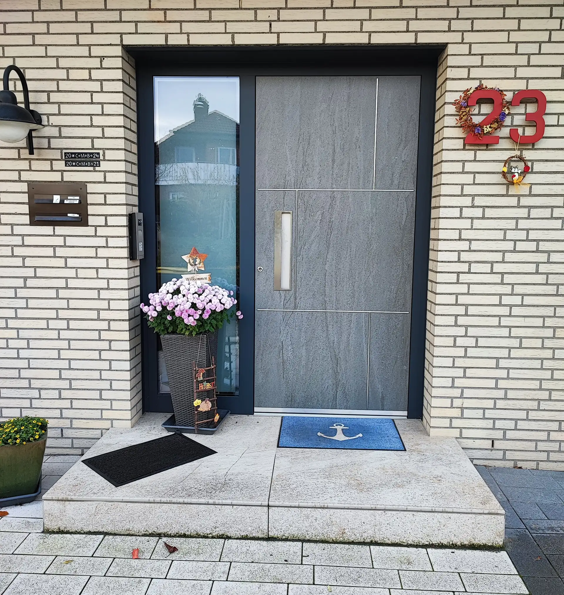 Individuelle Haustür in Fliesen-Oprik