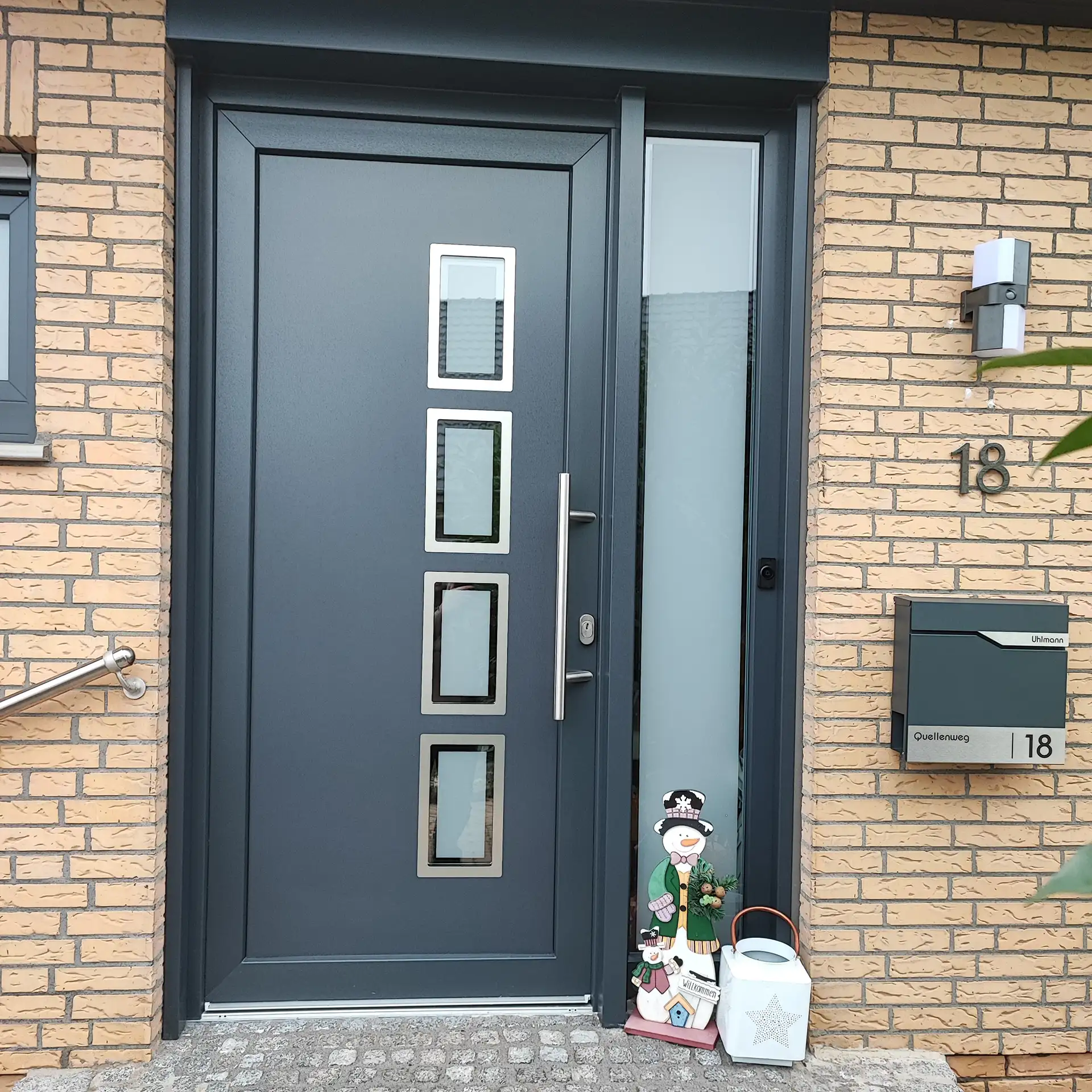 Minimalistische Haustür in Anthrazit